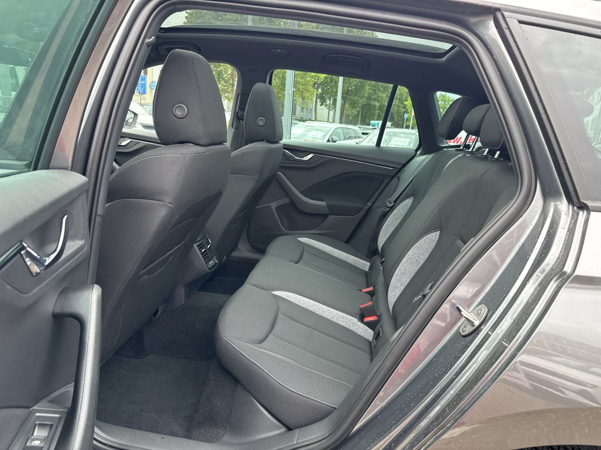 SKODA Kamiq 1.5 TSi Selection DSG-Automat-image-6