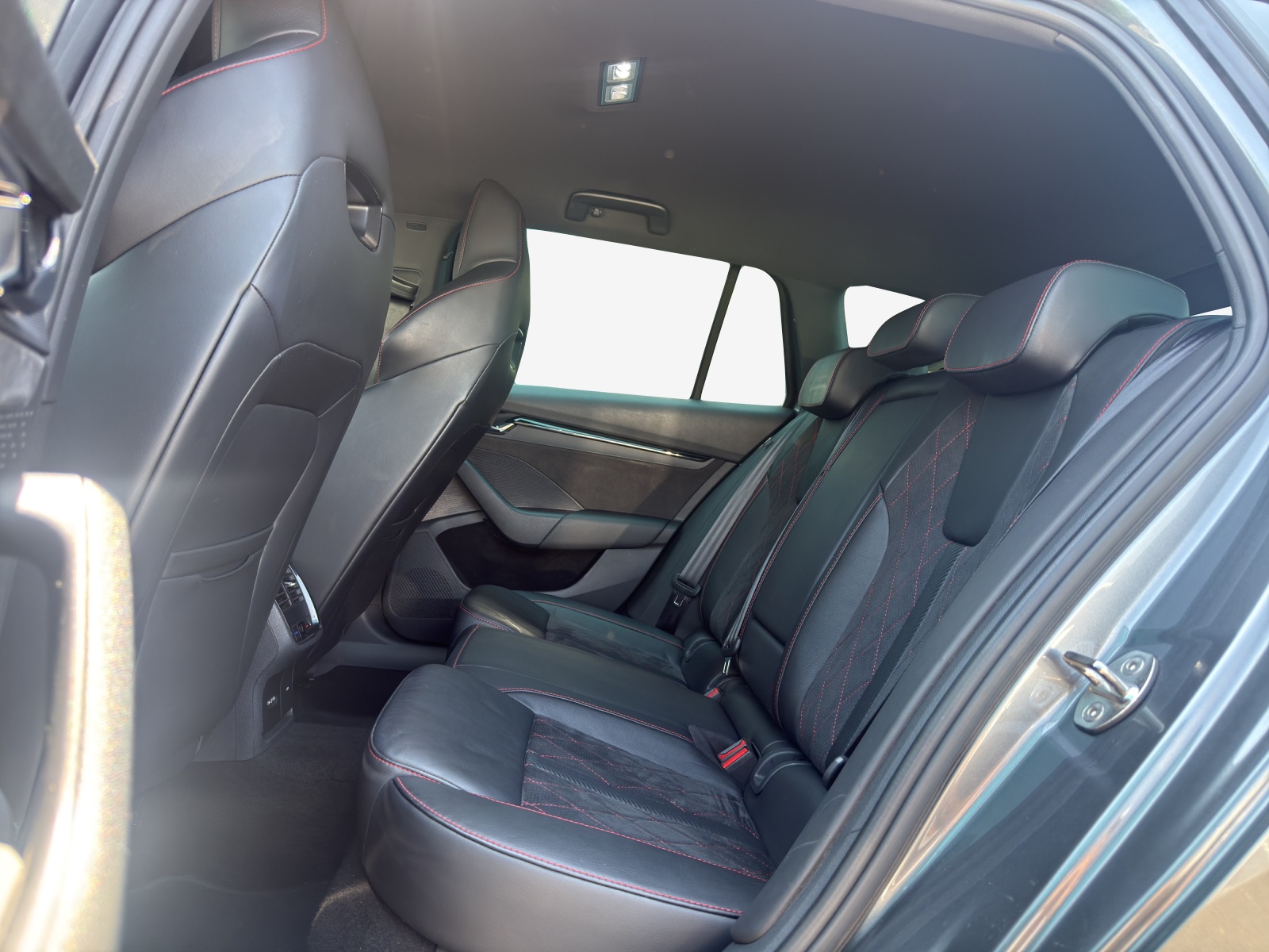 SKODA Octavia Combi 2.0 TSI DSG RS-image-11