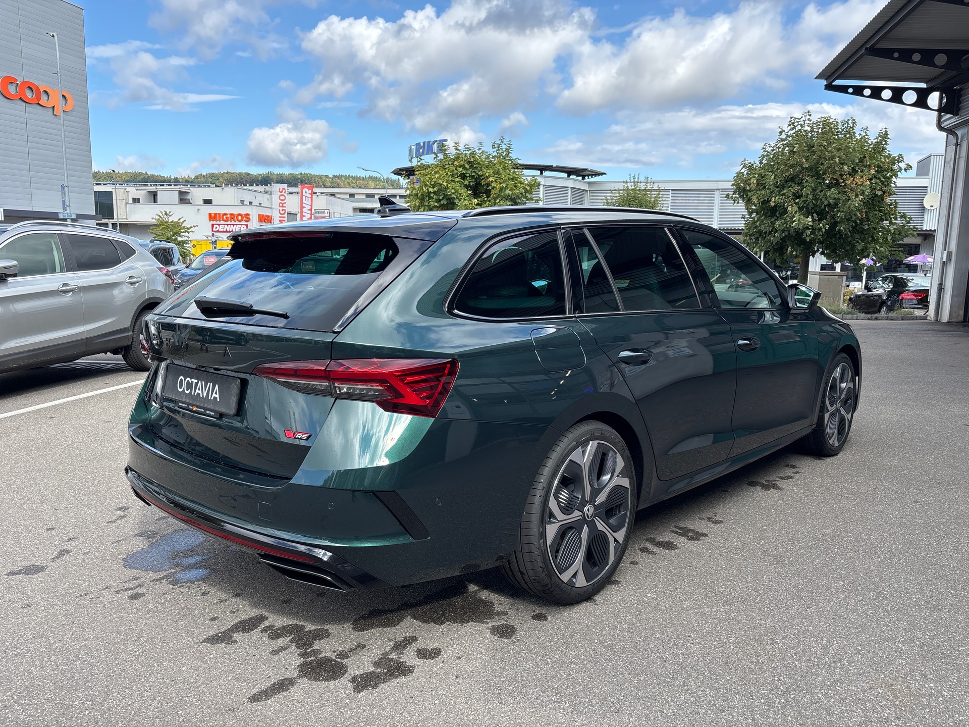SKODA Octavia Combi 2.0 TSI DSG RS 30 Years Edition-image-5