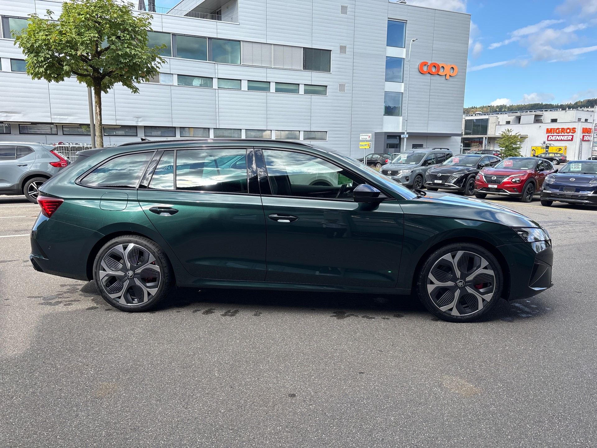 SKODA Octavia Combi 2.0 TSI DSG RS 30 Years Edition-image-4