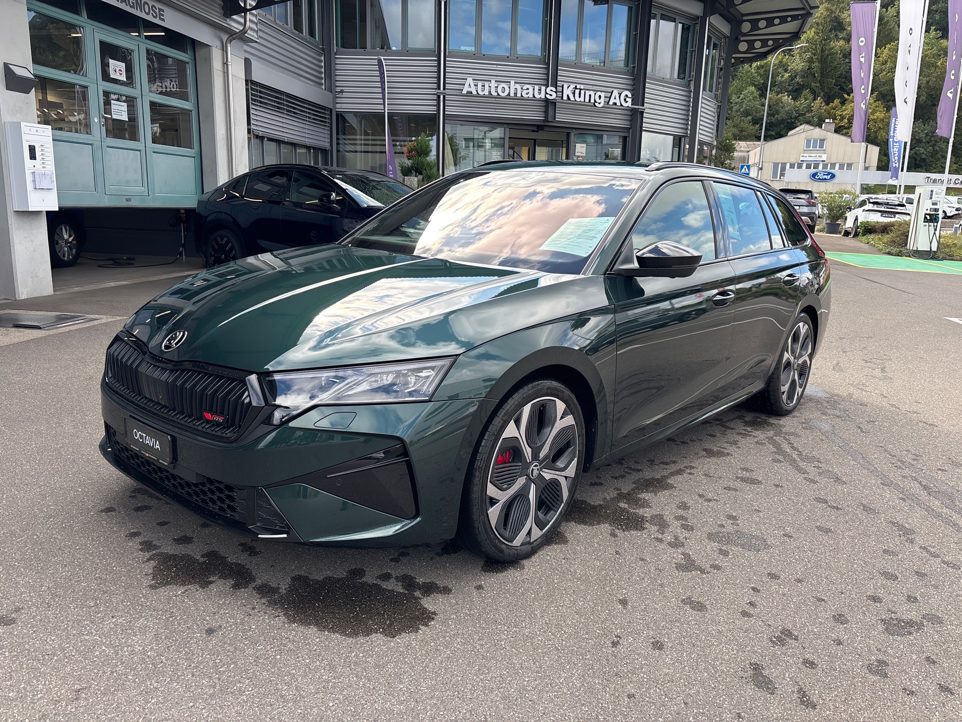 SKODA Octavia Combi 2.0 TSI DSG RS 30 Years Edition-image-0