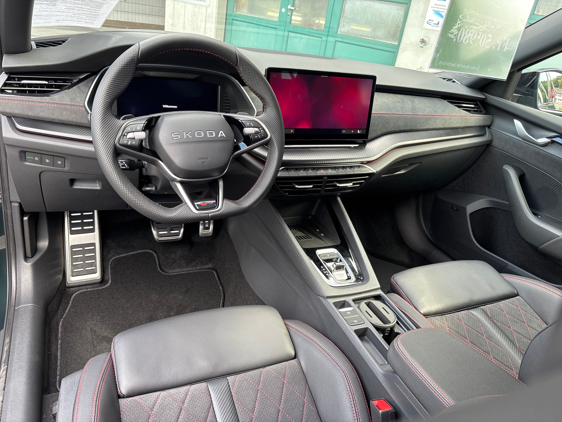 SKODA Octavia Combi 2.0 TSI DSG RS 30 Years Edition-image-8