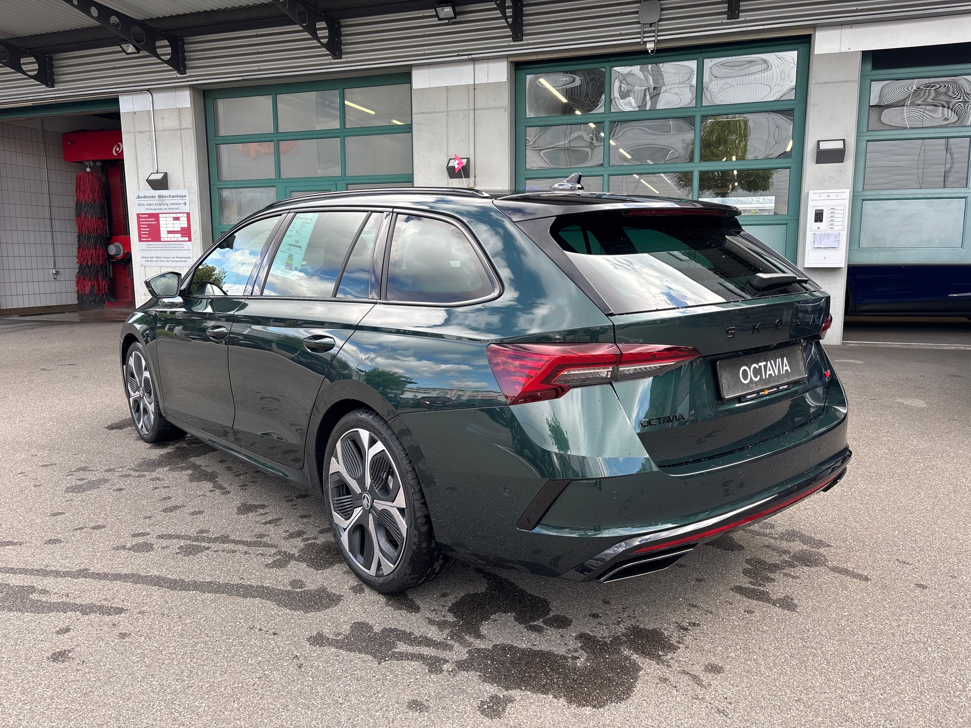 SKODA Octavia Combi 2.0 TSI DSG RS 30 Years Edition-image-7