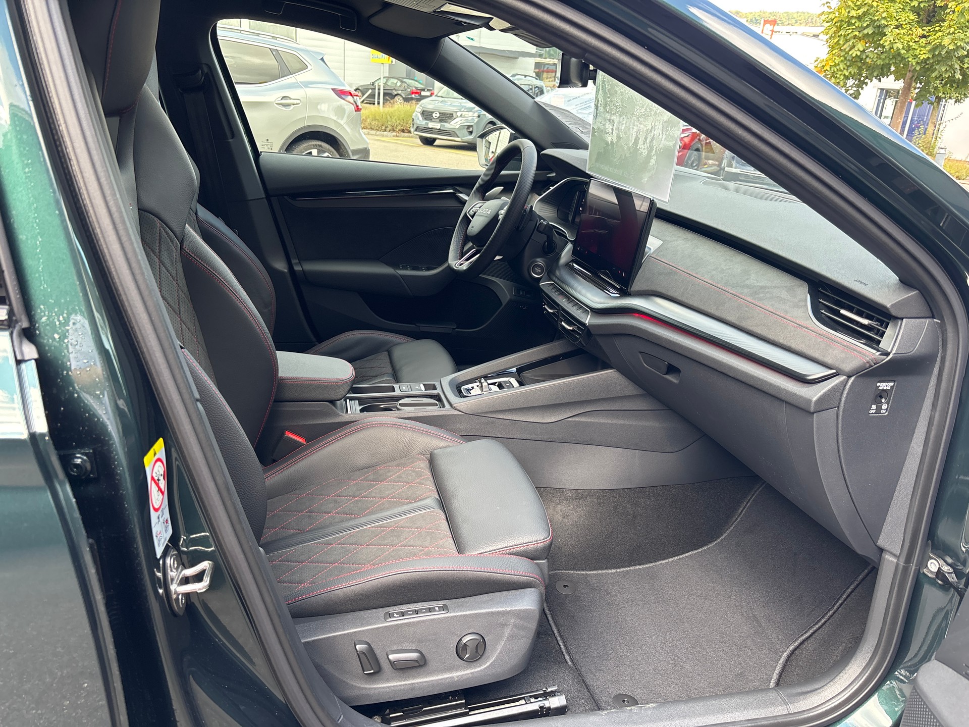 SKODA Octavia Combi 2.0 TSI DSG RS 30 Years Edition-image-13