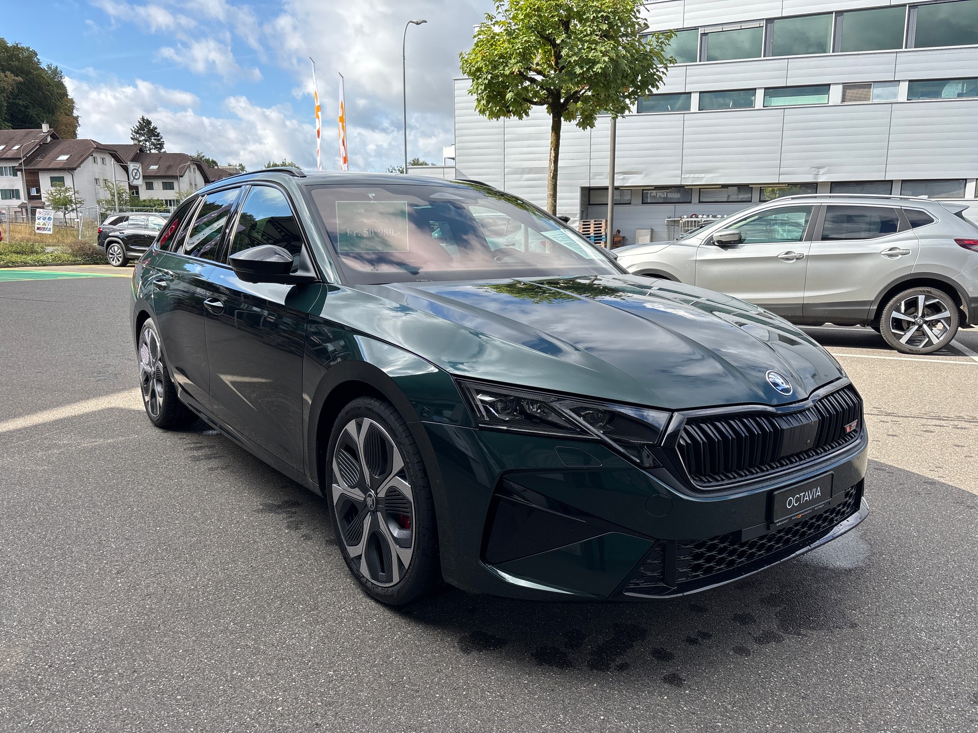 SKODA Octavia Combi 2.0 TSI DSG RS 30 Years Edition-image-3