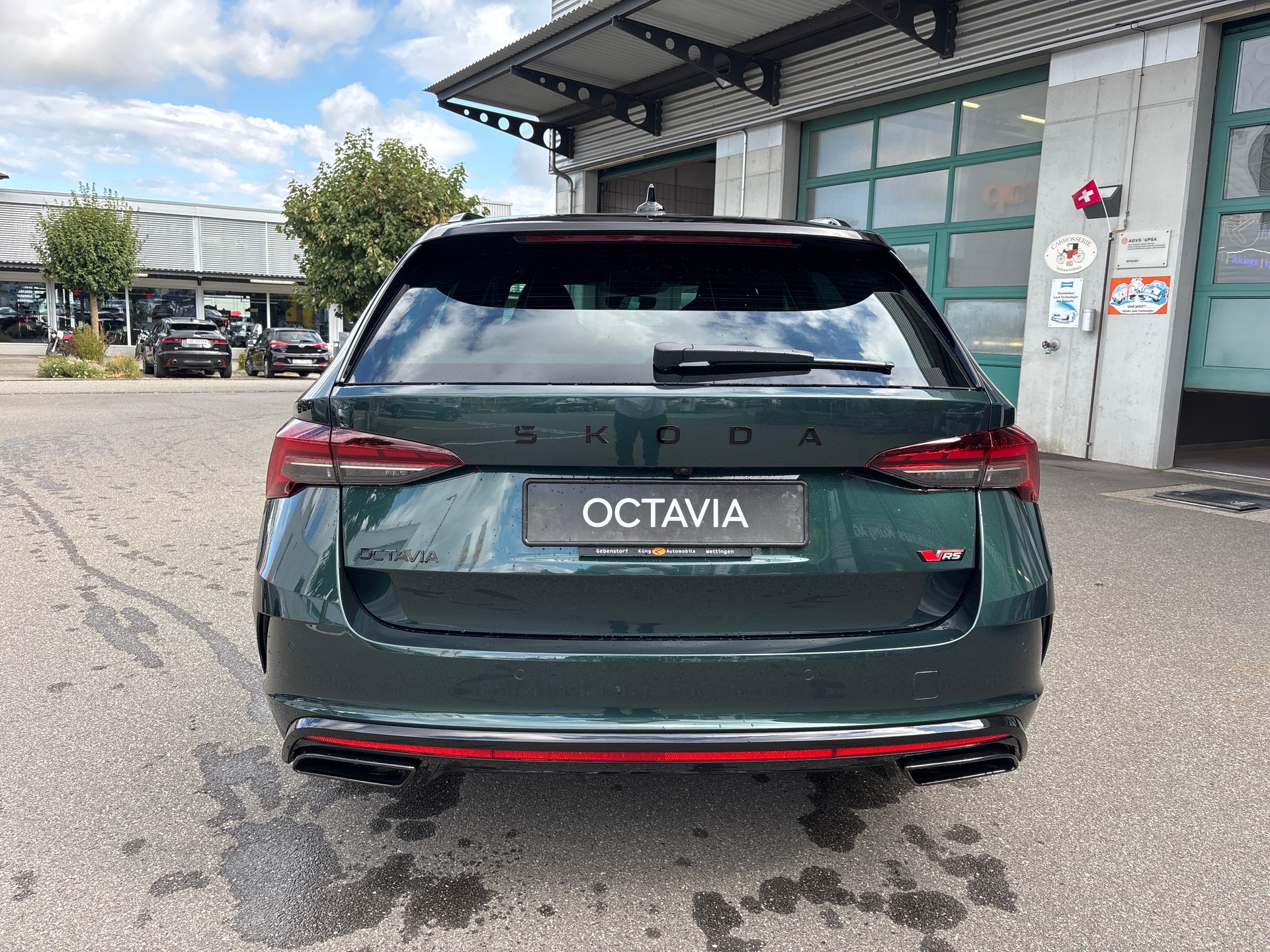 SKODA Octavia Combi 2.0 TSI DSG RS 30 Years Edition-image-6