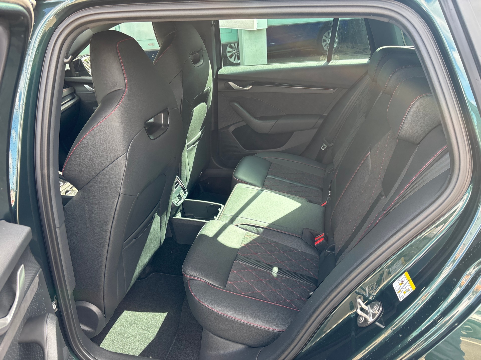 SKODA Octavia Combi 2.0 TSI DSG RS 30 Years Edition-image-14