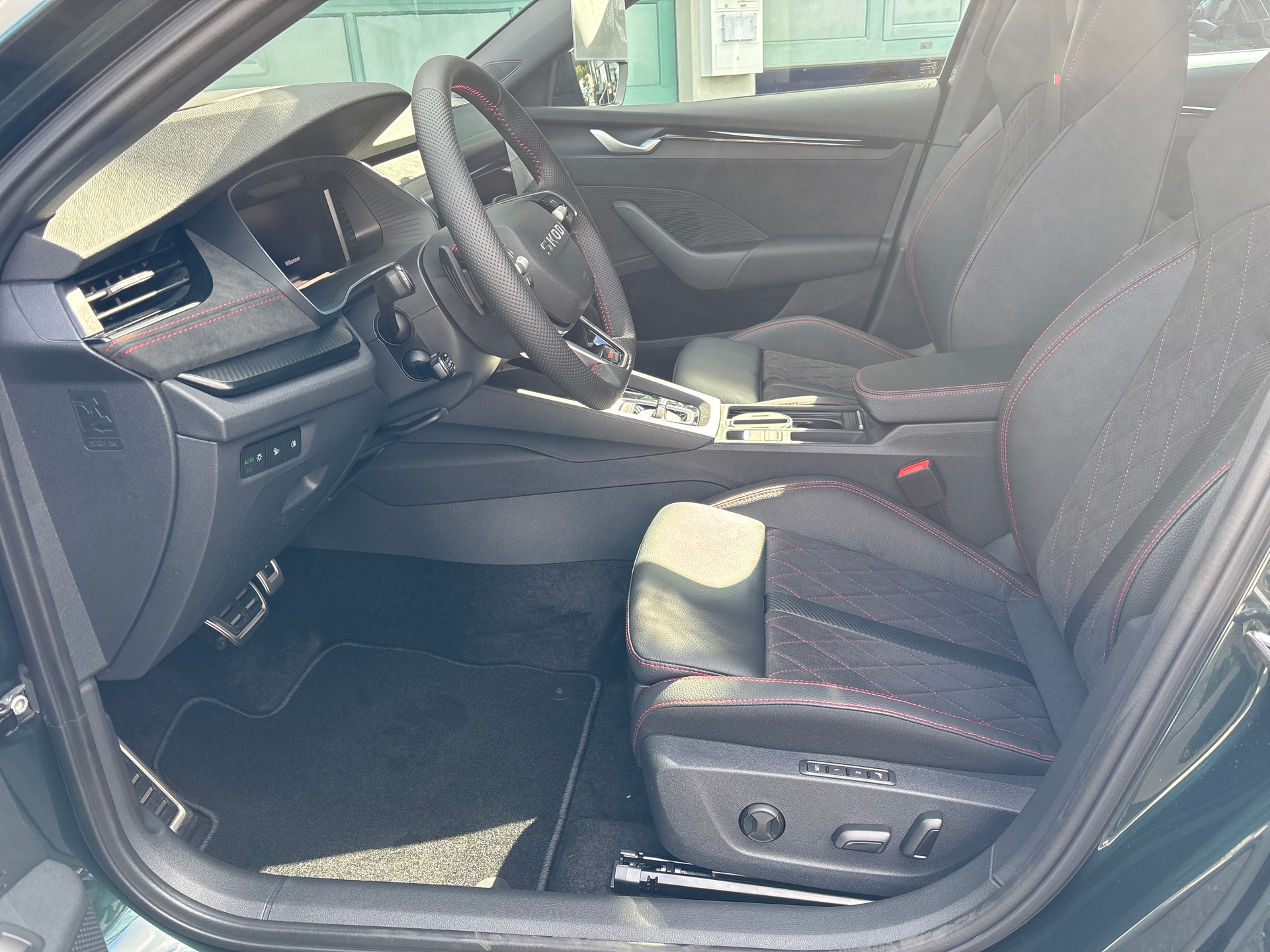 SKODA Octavia Combi 2.0 TSI DSG RS 30 Years Edition-image-9
