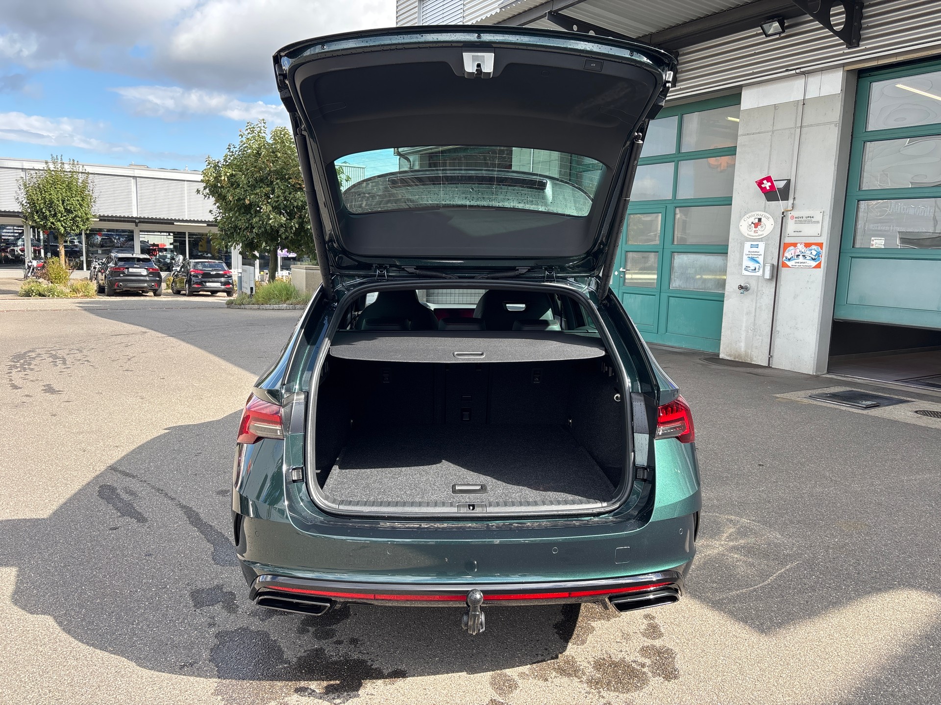 SKODA Octavia Combi 2.0 TSI DSG RS 30 Years Edition-image-15