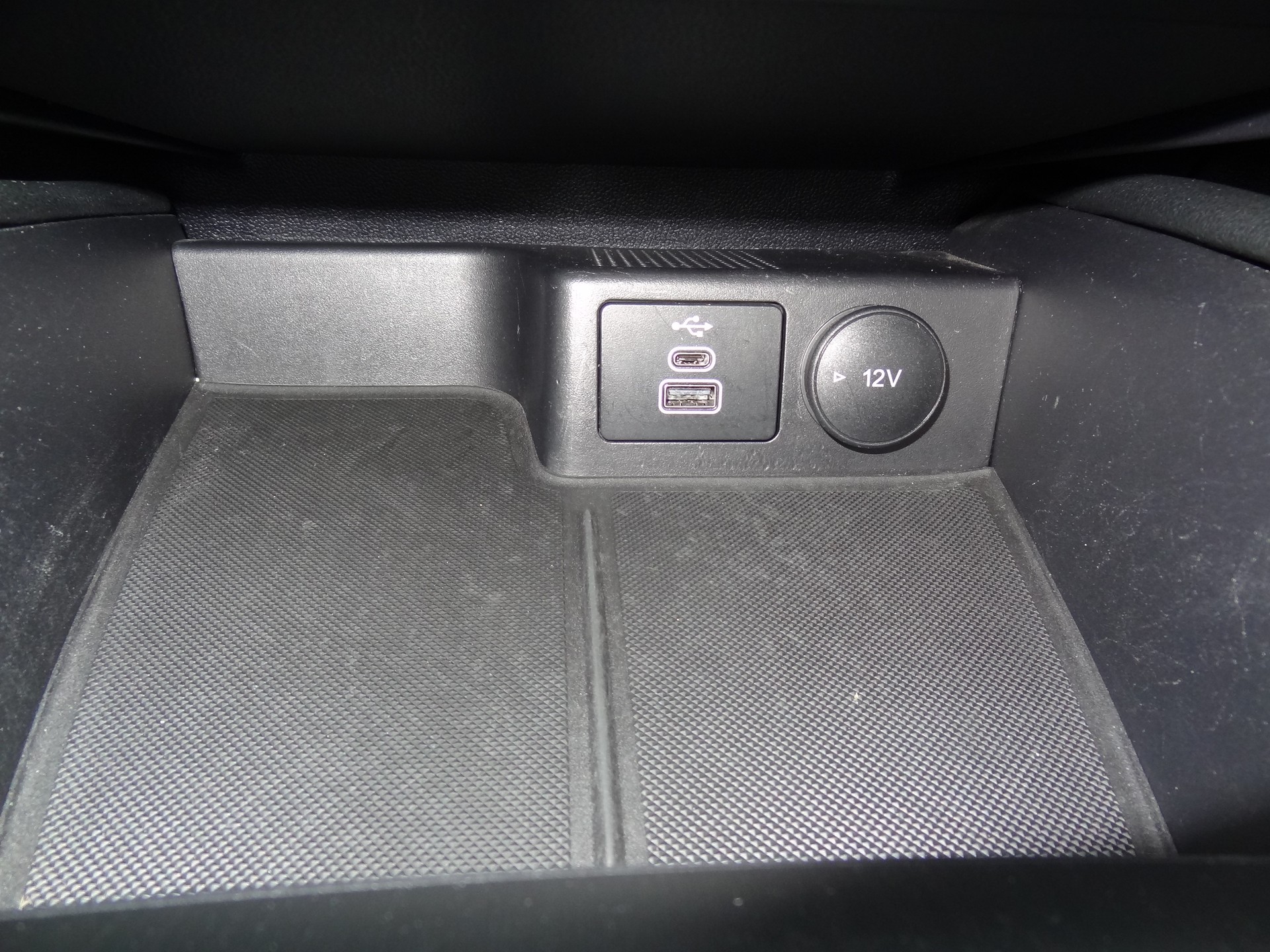 FORD Kuga 2.5 FHEV Titanium X 4WD-image-17