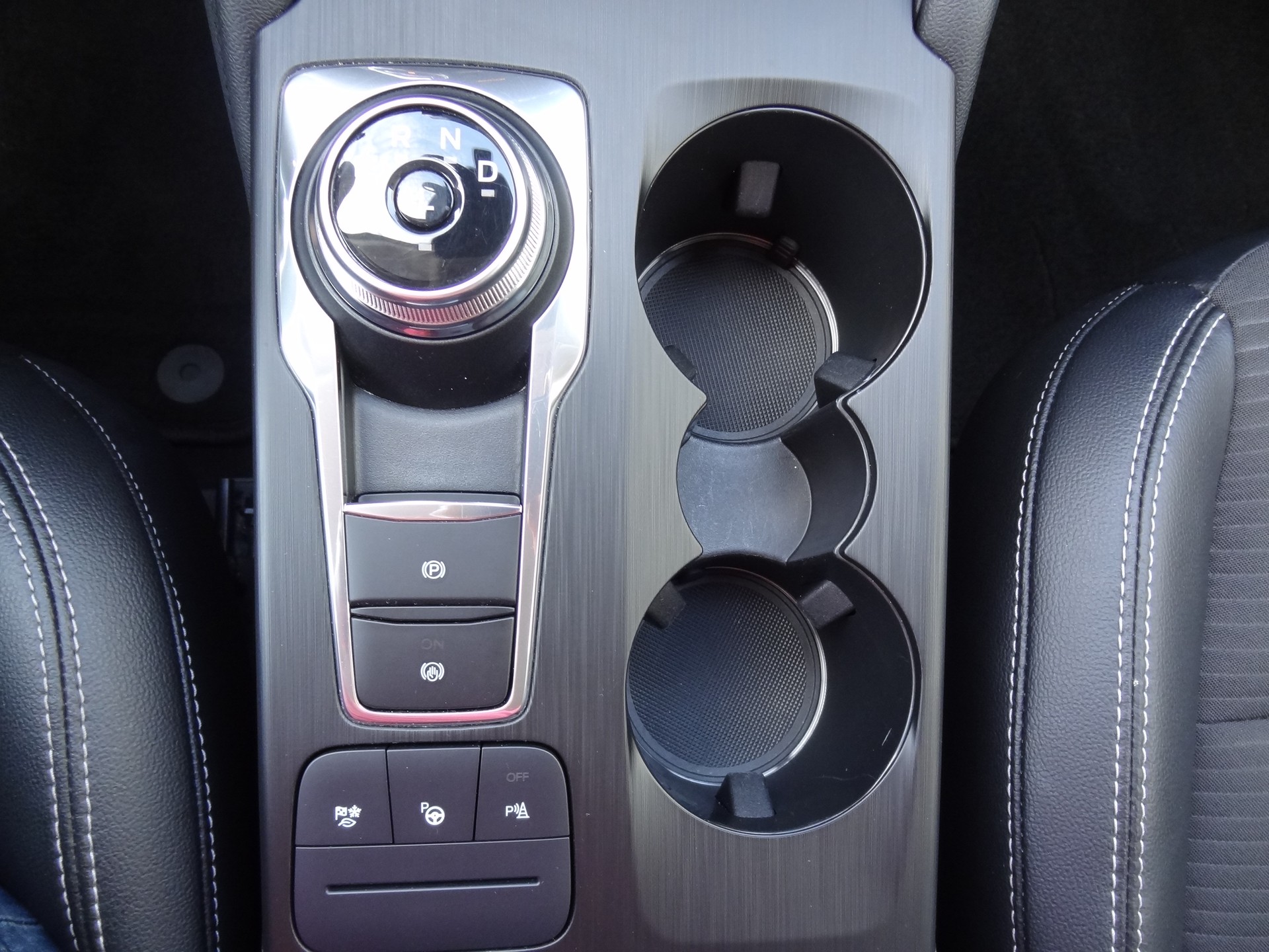 FORD Kuga 2.5 FHEV Titanium X 4WD-image-16