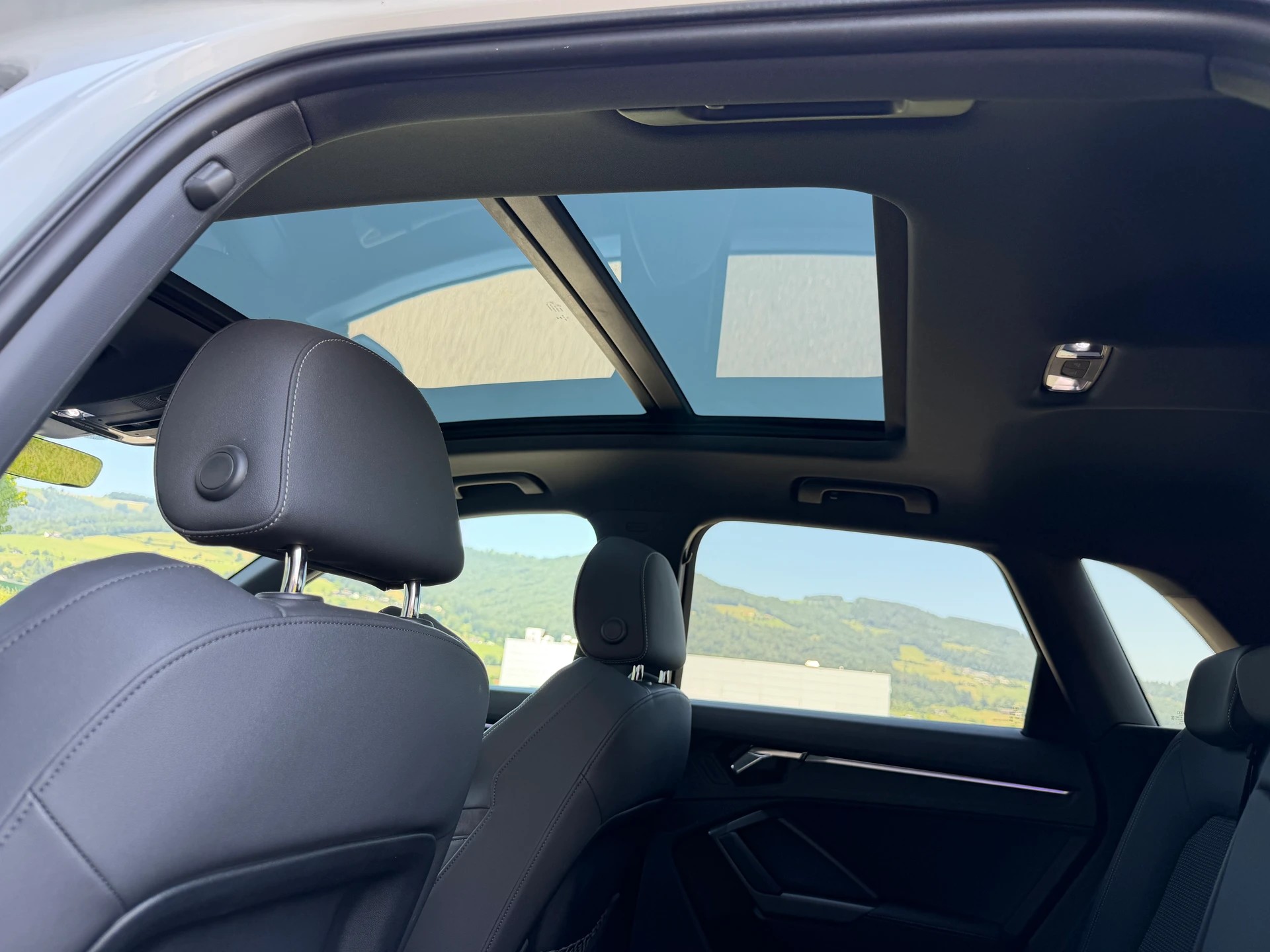 AUDI Q3 40 TFSI S line quattro S-tronic-image-9