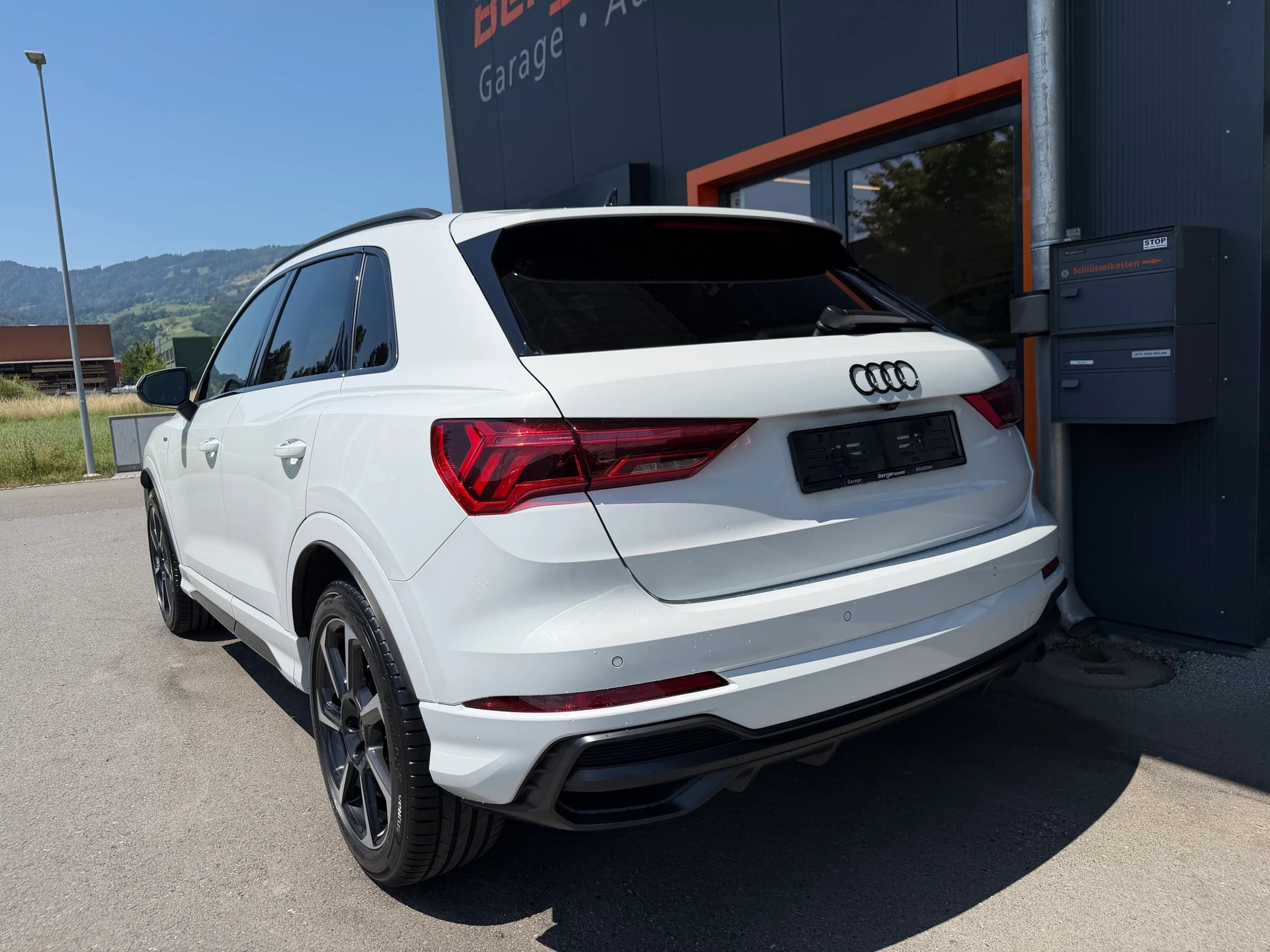 AUDI Q3 40 TFSI S line quattro S-tronic-image-4