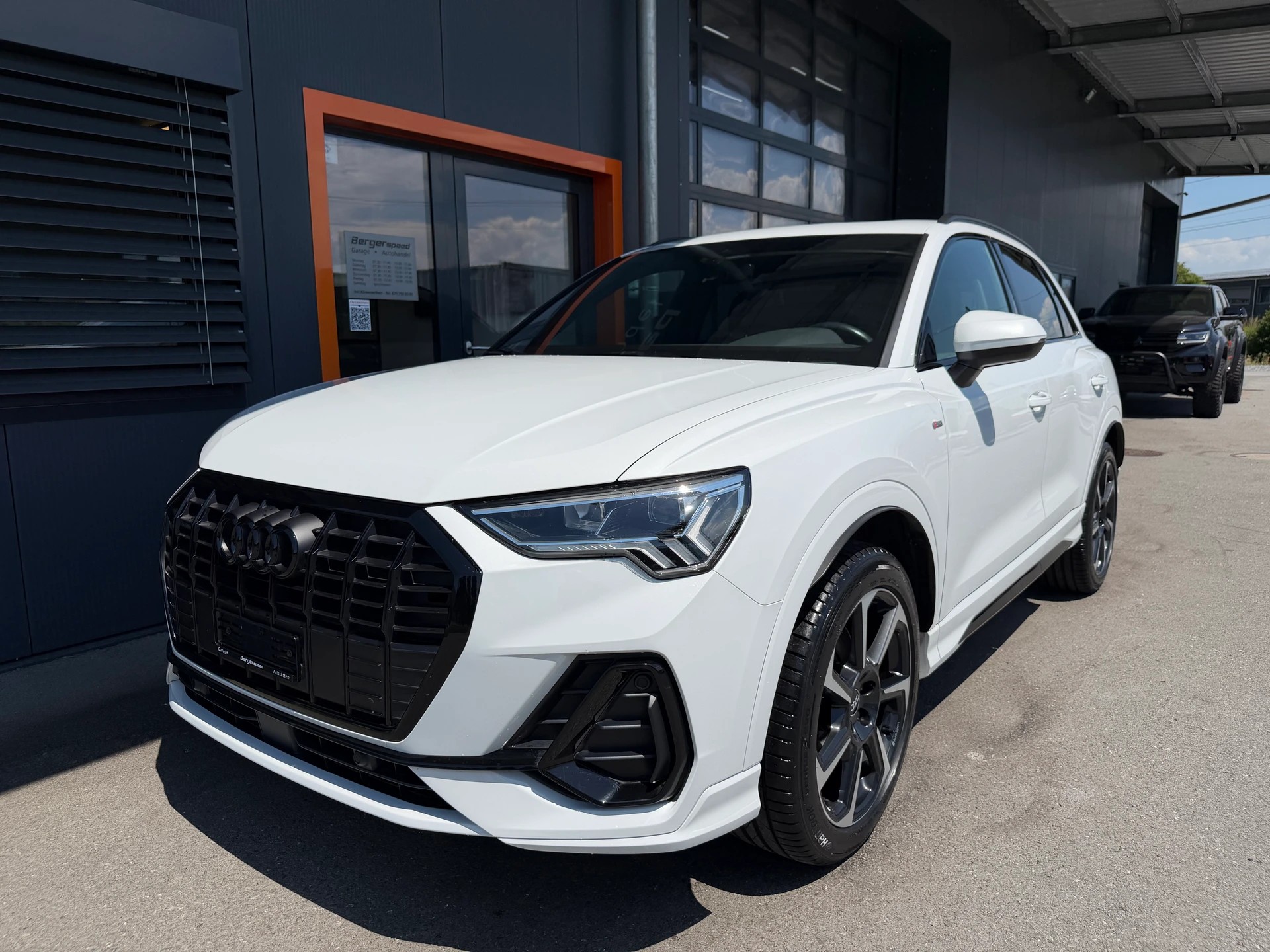 AUDI Q3 40 TFSI S line quattro S-tronic-image-3