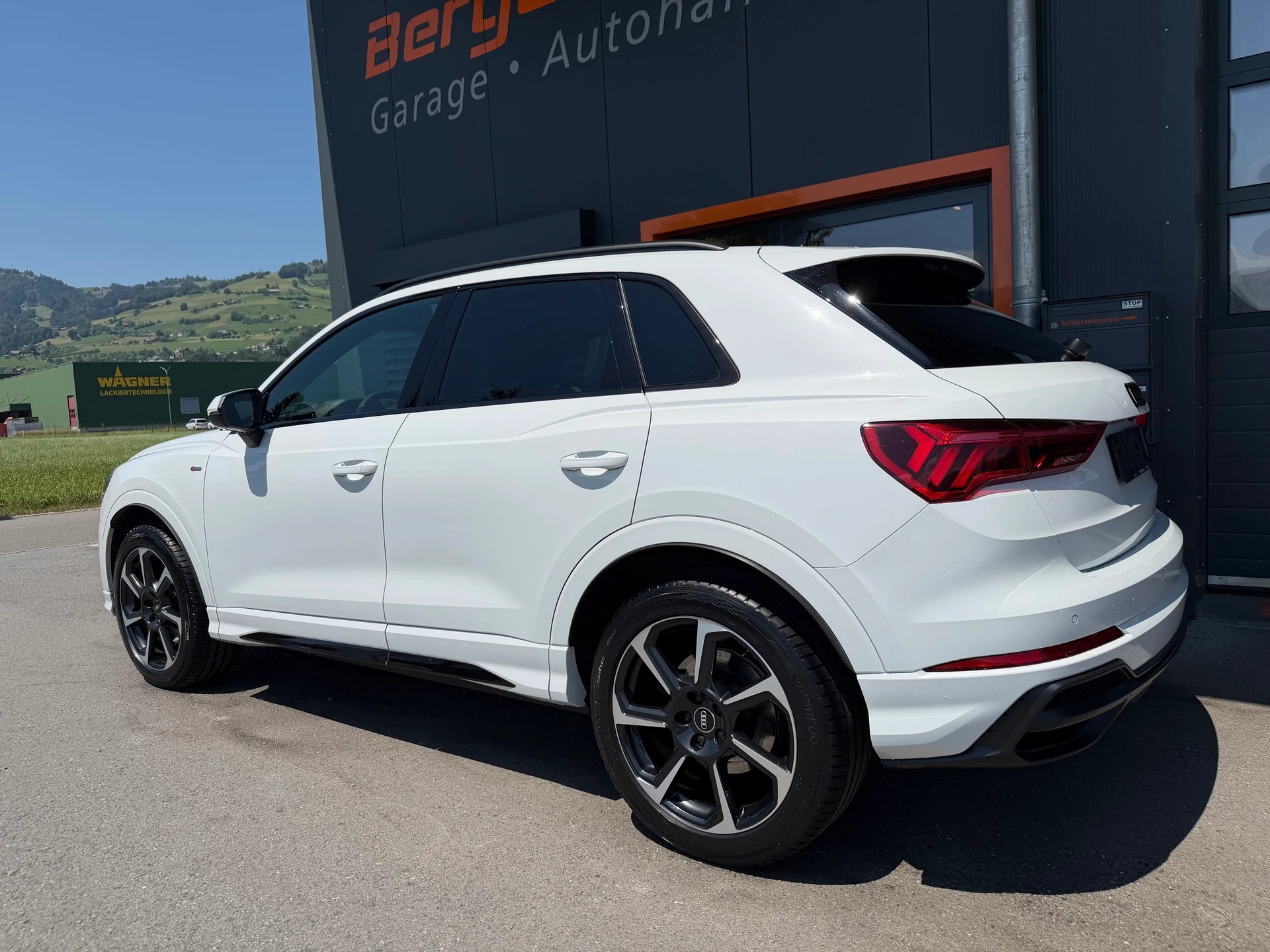 AUDI Q3 40 TFSI S line quattro S-tronic-image-2