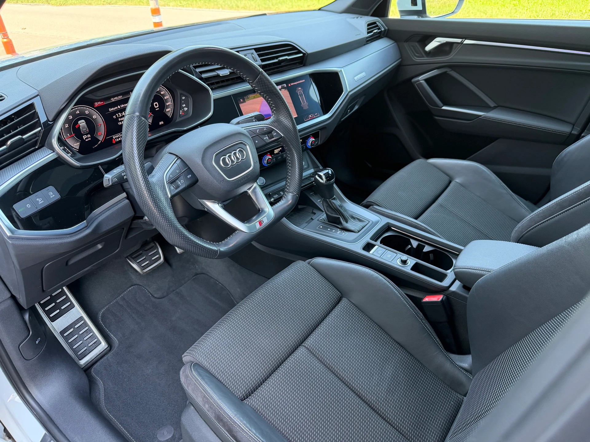AUDI Q3 40 TFSI S line quattro S-tronic-image-5