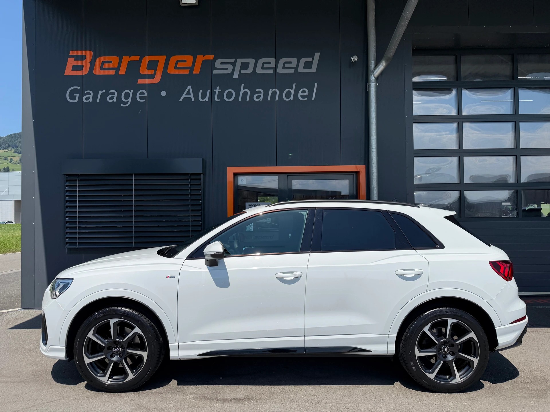 AUDI Q3 40 TFSI S line quattro S-tronic-image-1