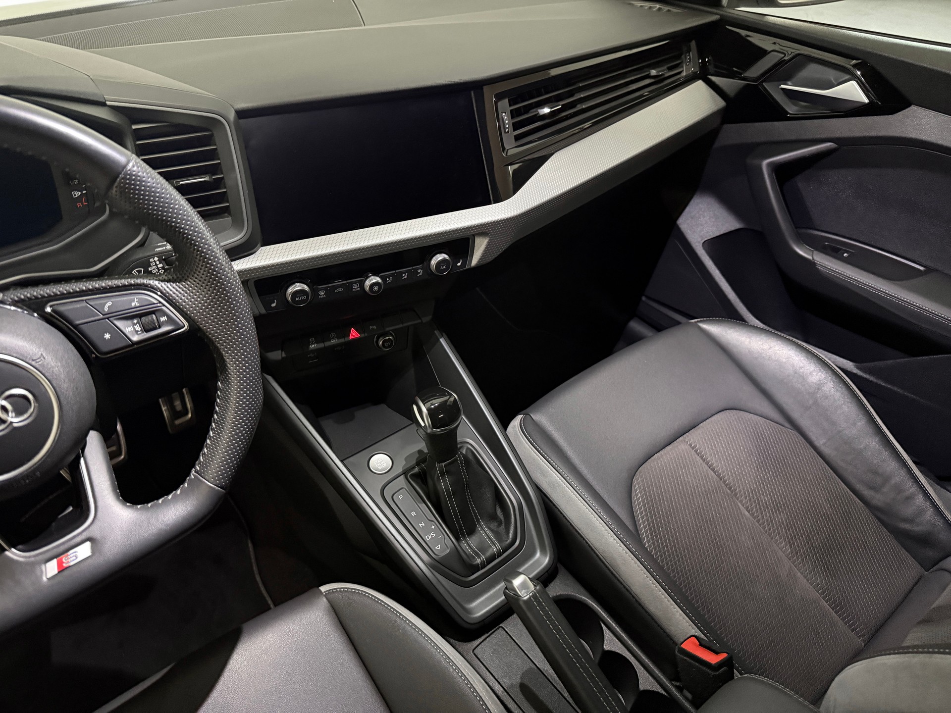 AUDI A1 Sportback 35 TFSI S Line S-tronic-image-13