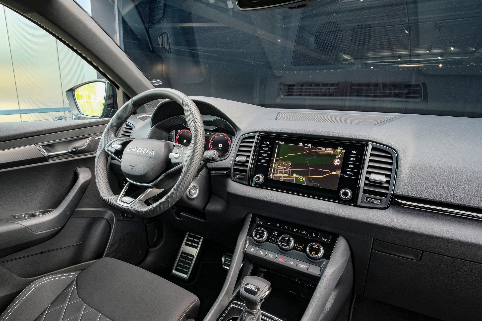 SKODA Karoq 1.5 TSI SportLine DSG-image-13