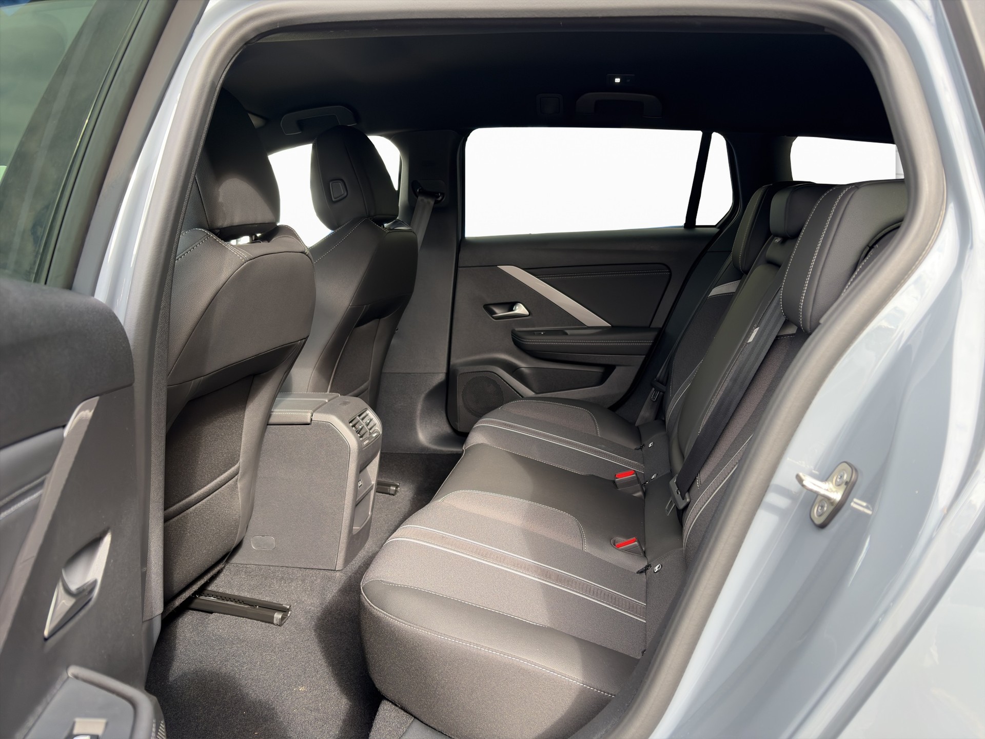 OPEL Astra Sports Tourer 1.2i Turbo GS A-image-7