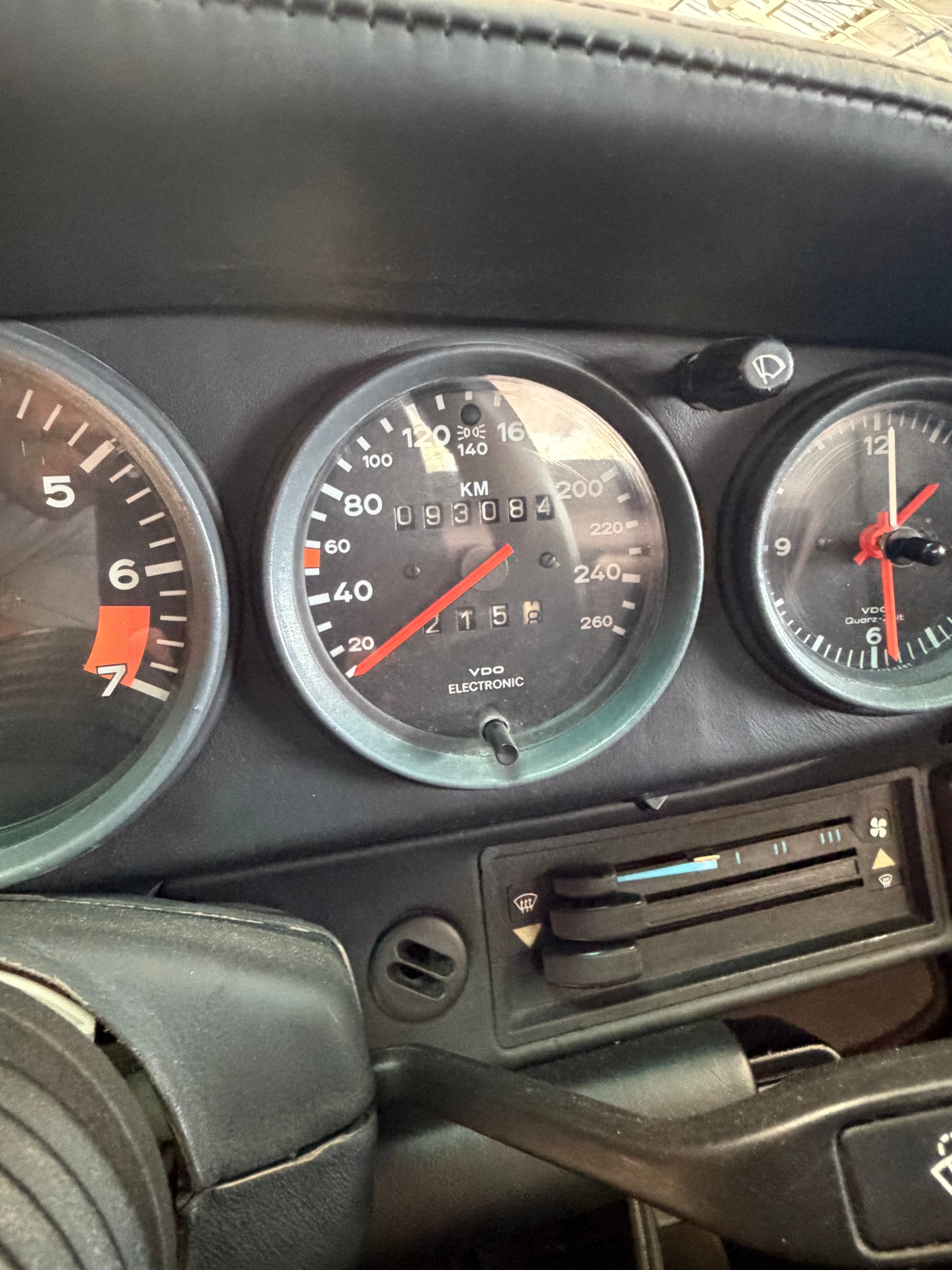 PORSCHE 911 Carrera Cabrio-image-10