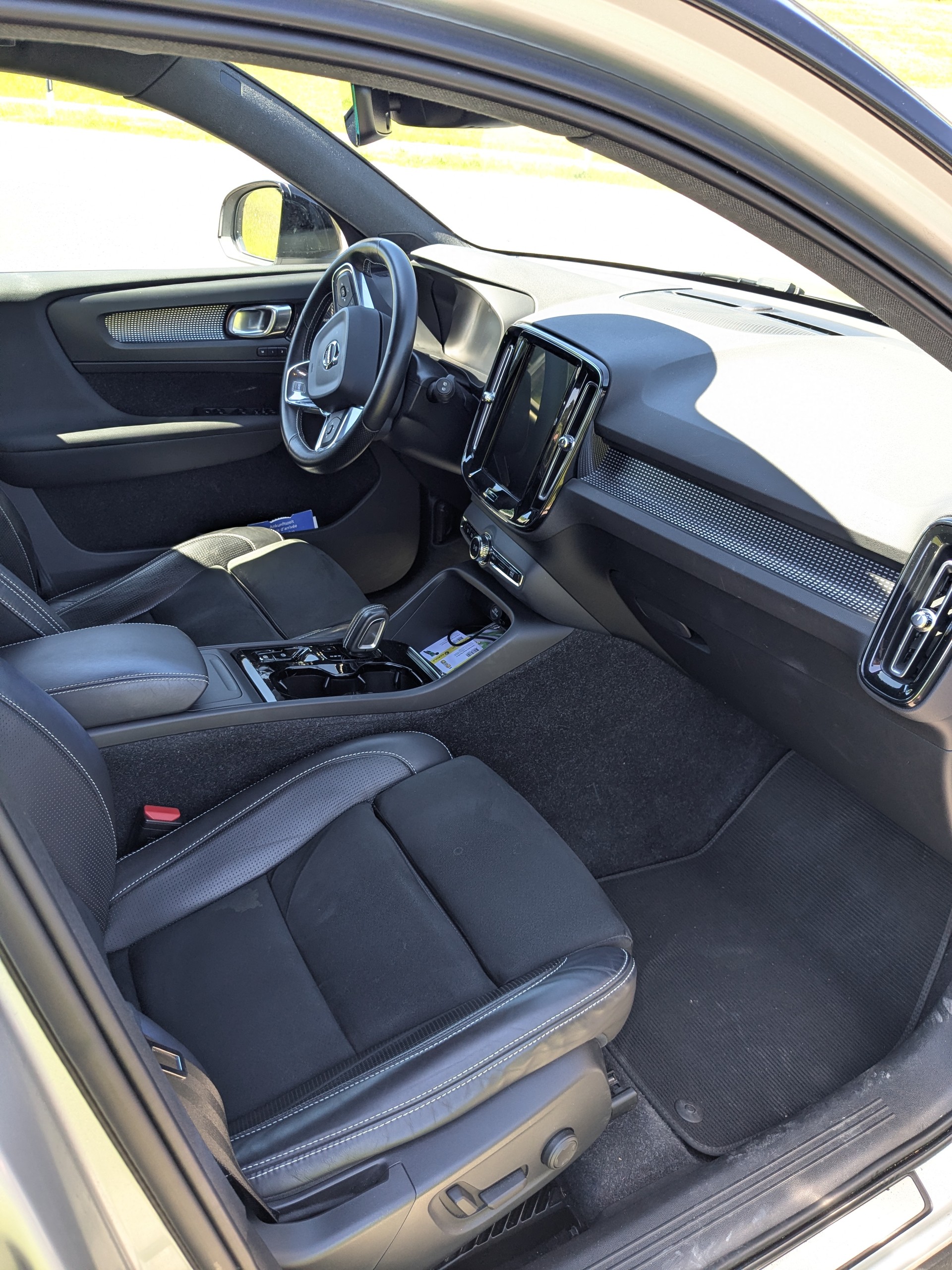 VOLVO XC40 2.0 T4 R-Design AWD-image-2