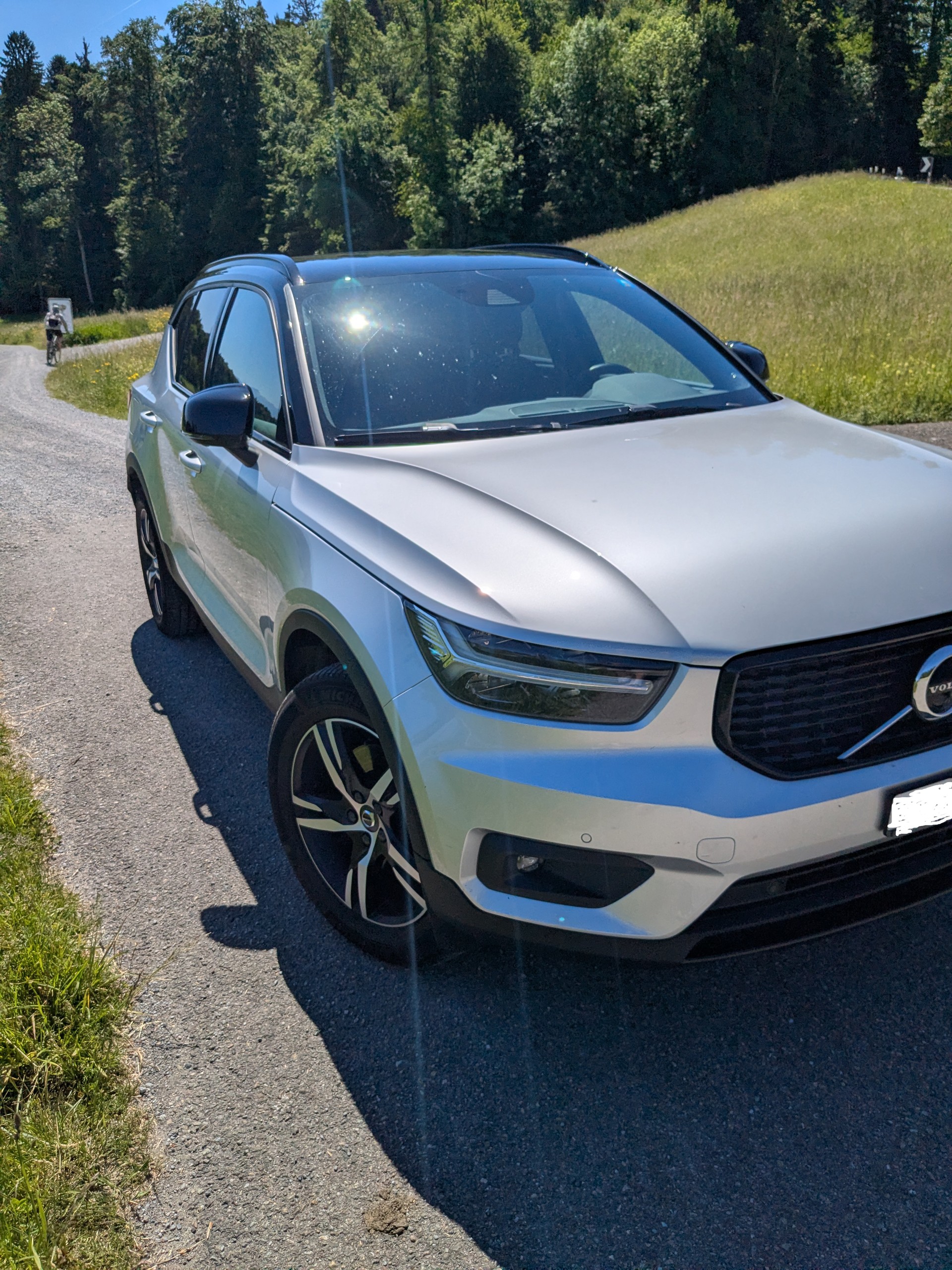 VOLVO XC40 2.0 T4 R-Design AWD-image-4