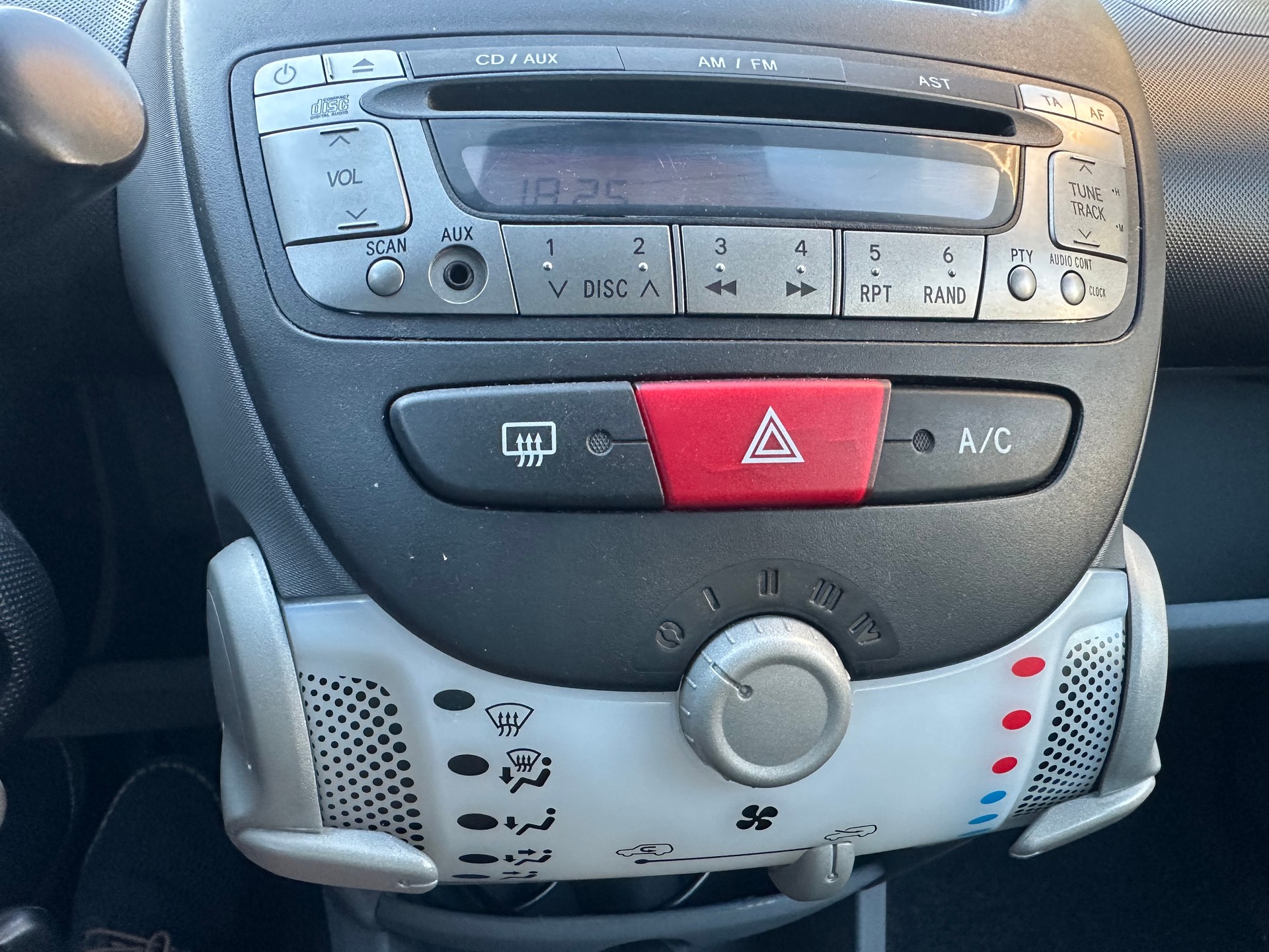 TOYOTA Aygo 1.0 Linea Sol-image-11