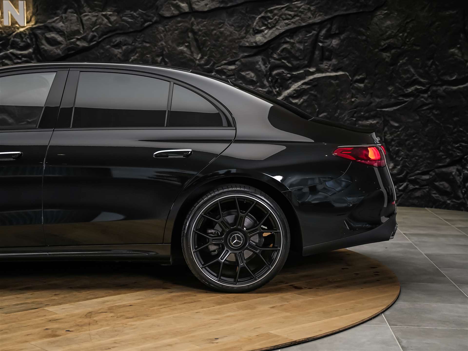 MERCEDES-BENZ E 200 AMG Line 9G-Tronic *Werksgarantie*21" Felgen*Lenkradheizung*-image-17