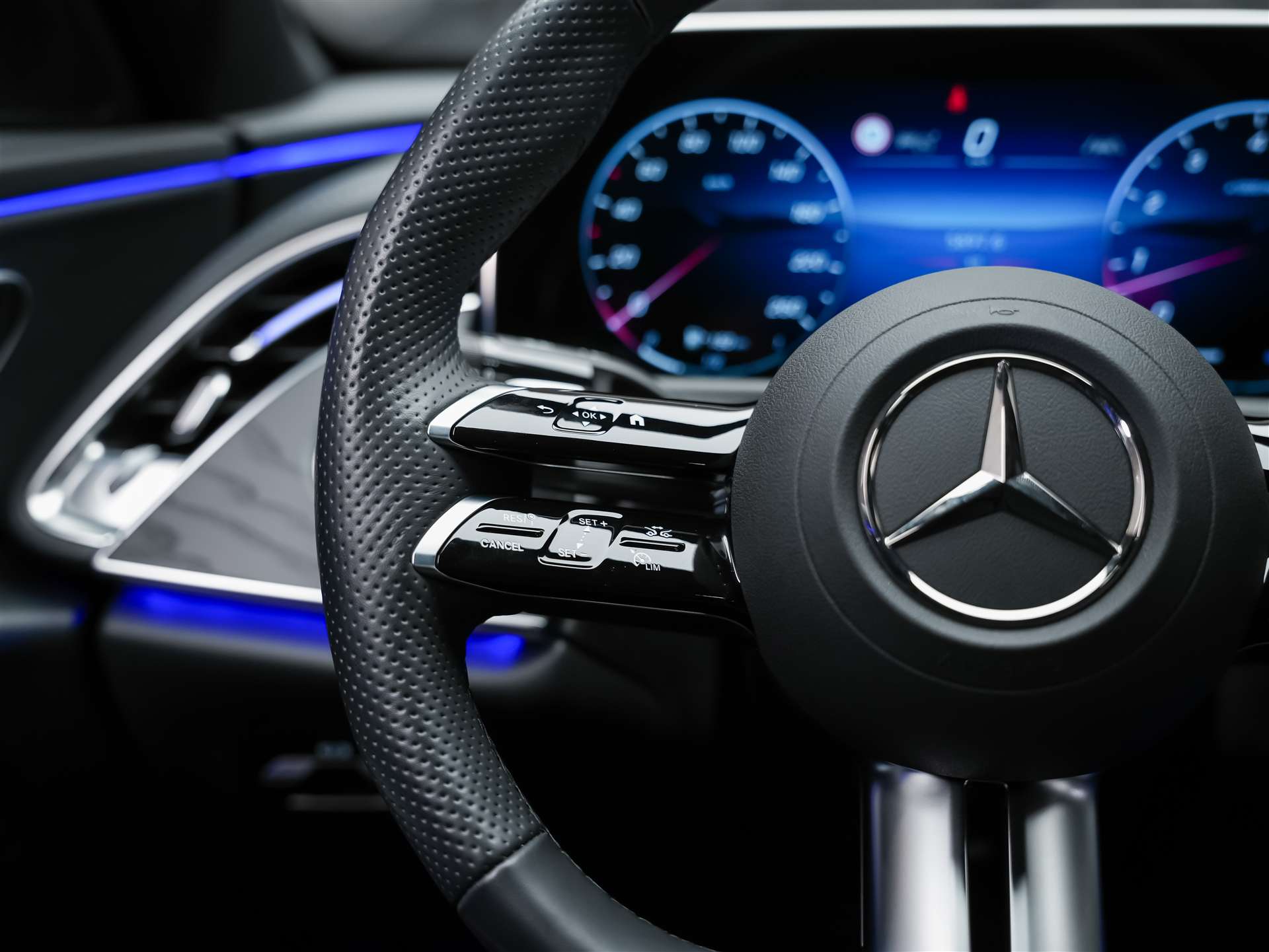 MERCEDES-BENZ E 200 AMG Line 9G-Tronic *Werksgarantie*21" Felgen*Lenkradheizung*-image-27