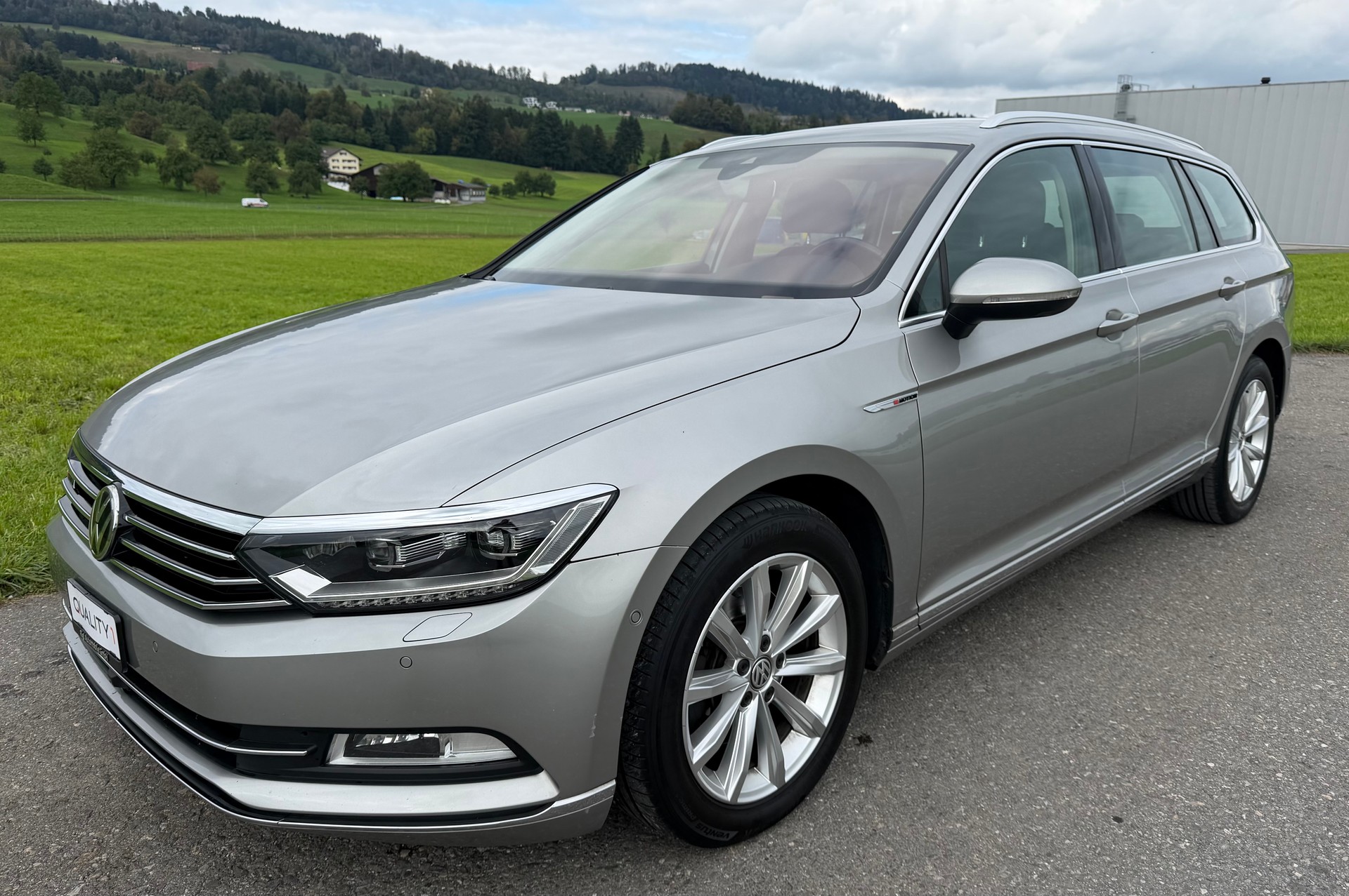 VW Passat Variant 2.0 TDI BMT Highline DSG 4Motion-image-1