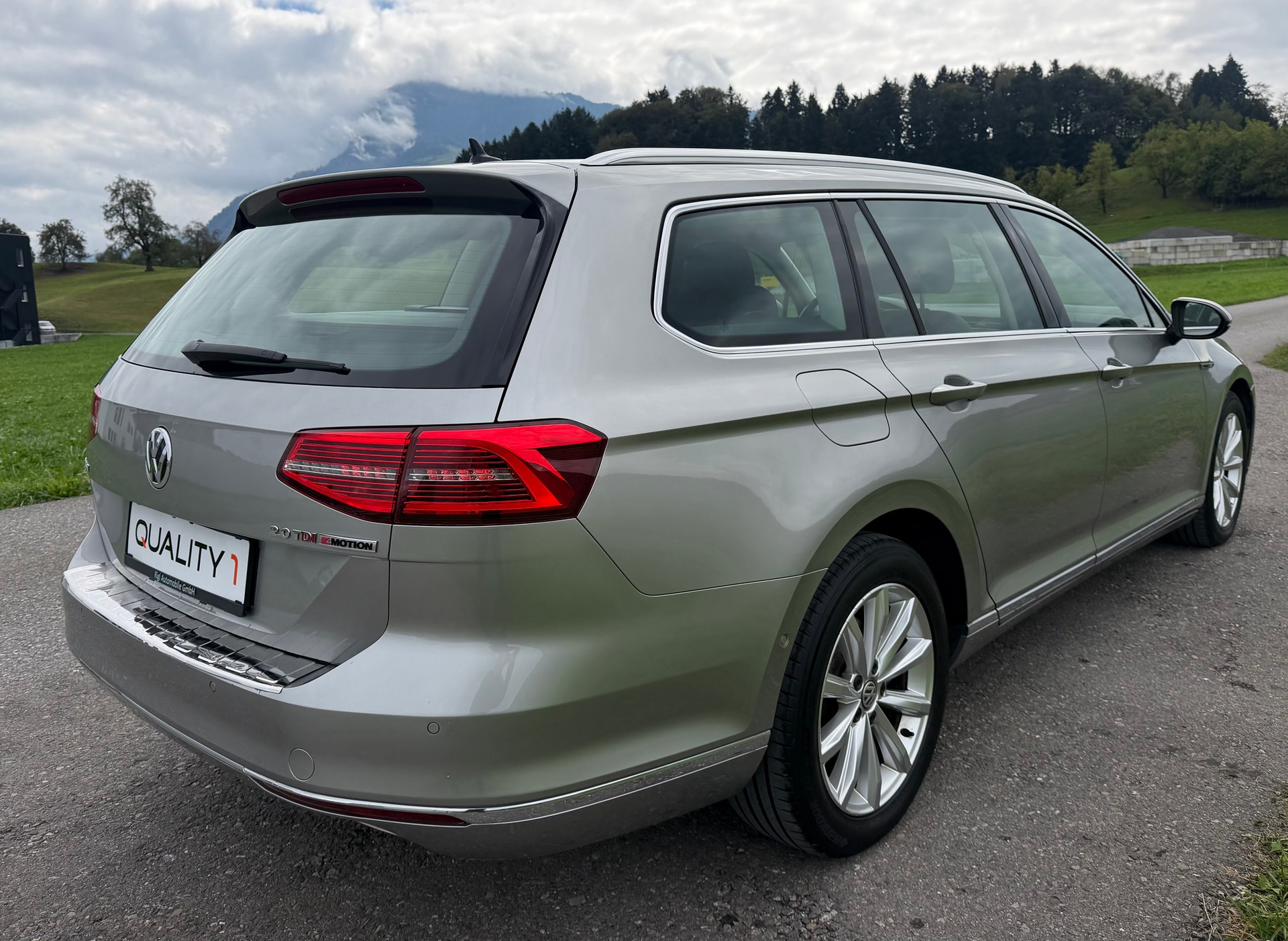 VW Passat Variant 2.0 TDI BMT Highline DSG 4Motion-image-6