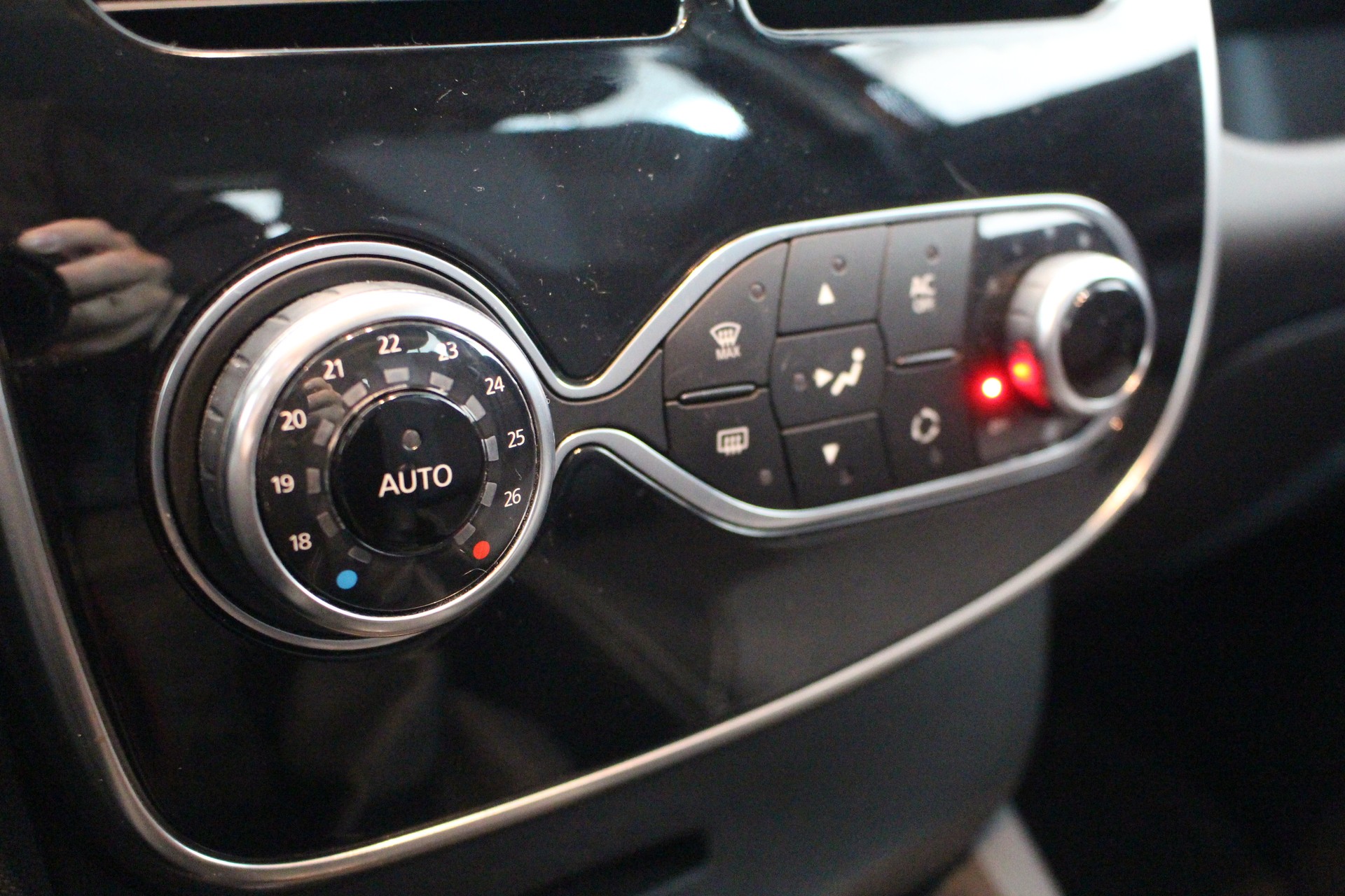 RENAULT Clio 0.9 TCe Swiss Edition S/S-image-16