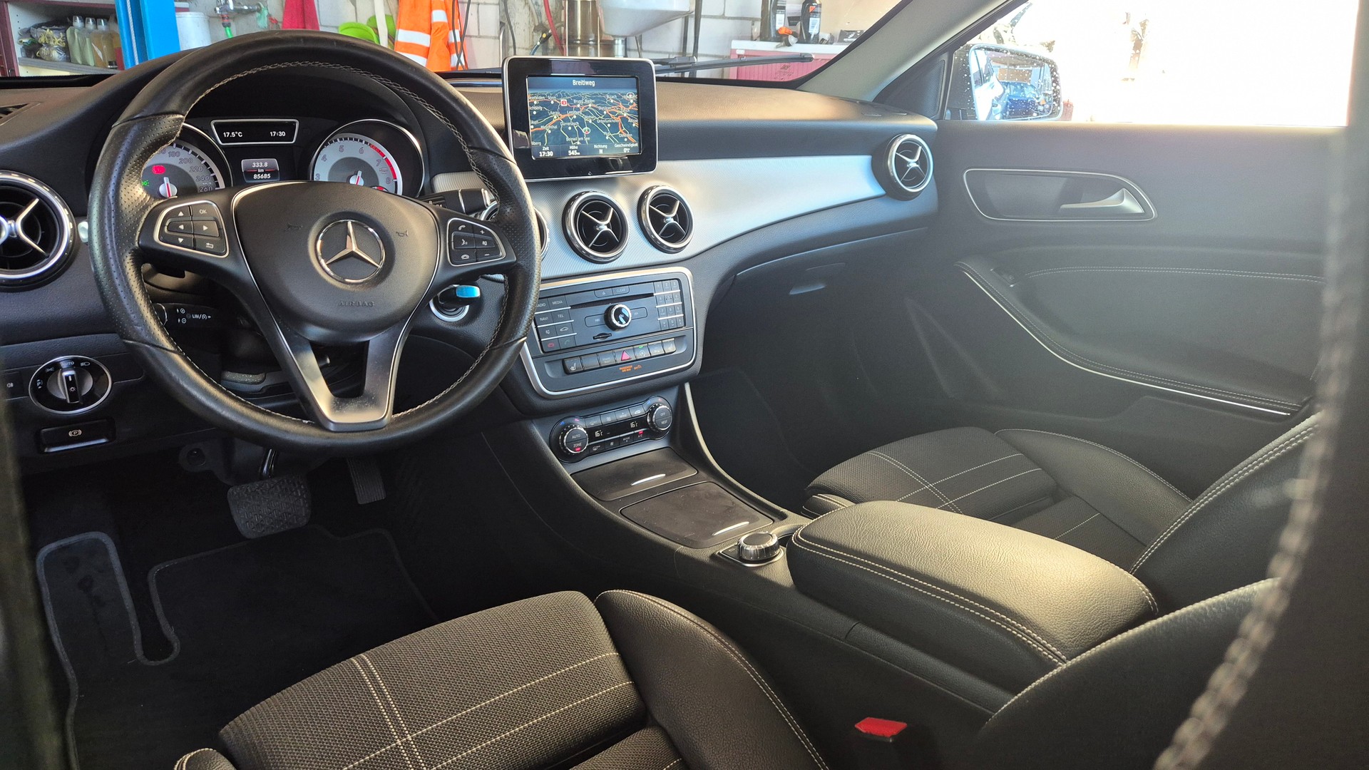 MERCEDES-BENZ GLA 200-image-3