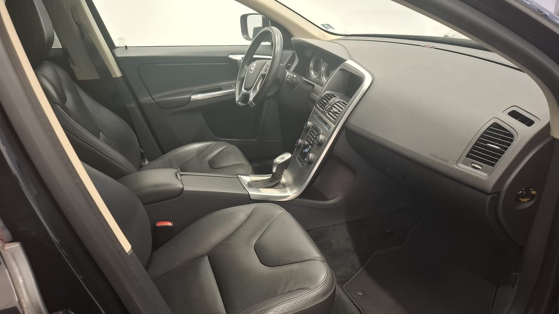 VOLVO XC60 T6 AWD Momentum Geartronic-image-8