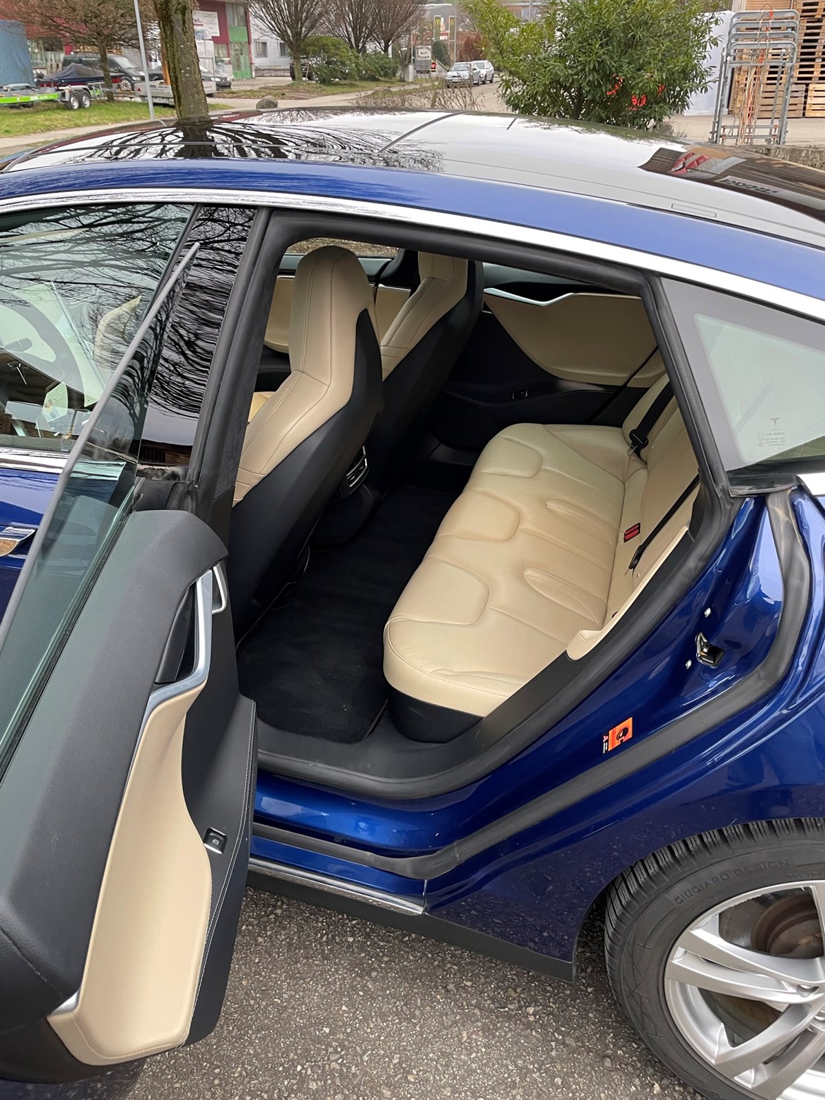 TESLA Model S 85-image-5