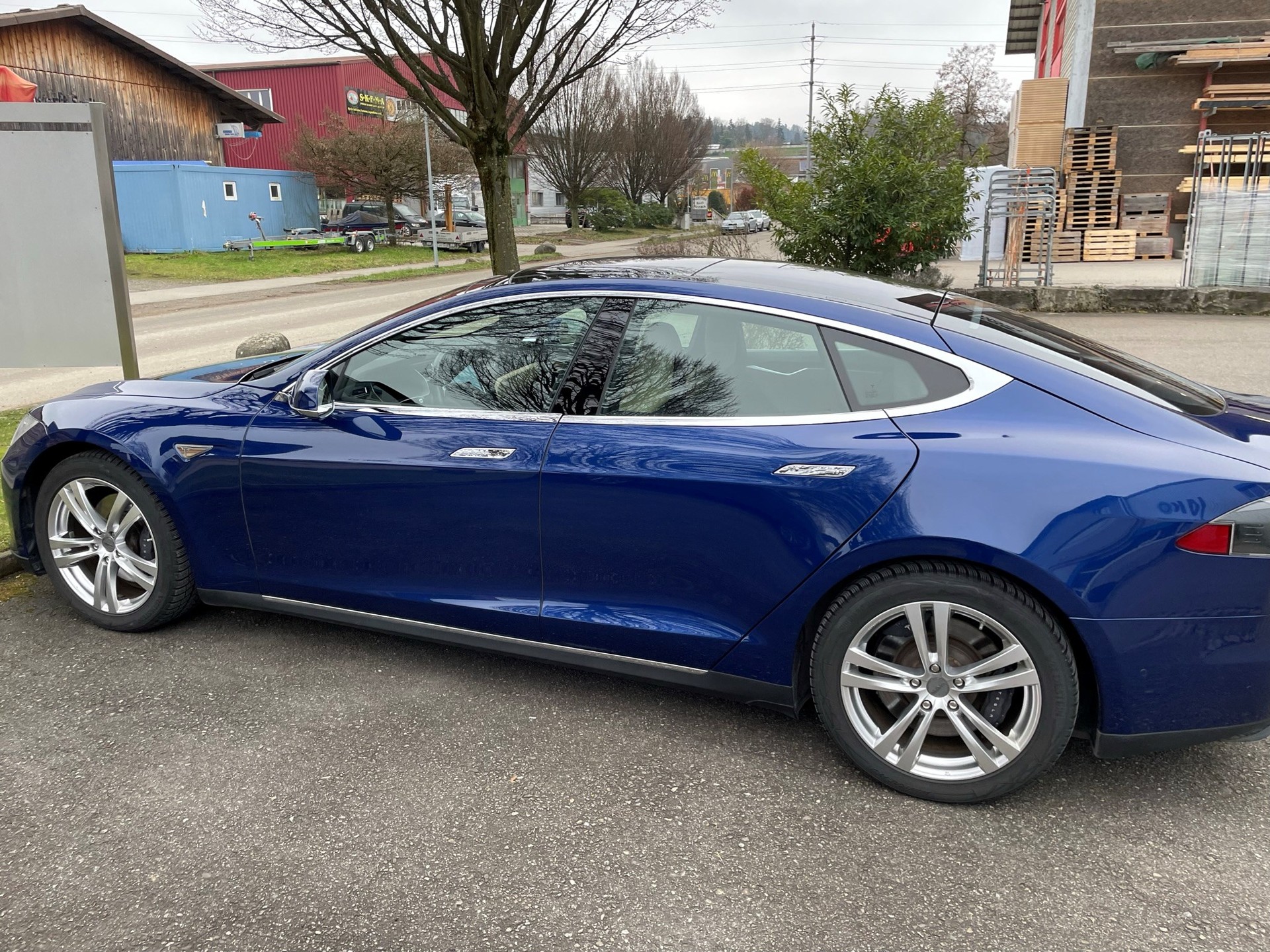 TESLA Model S 85-image-0