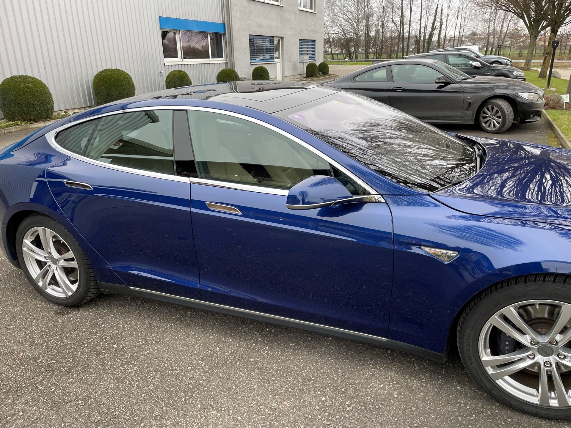 TESLA Model S 85-image-2