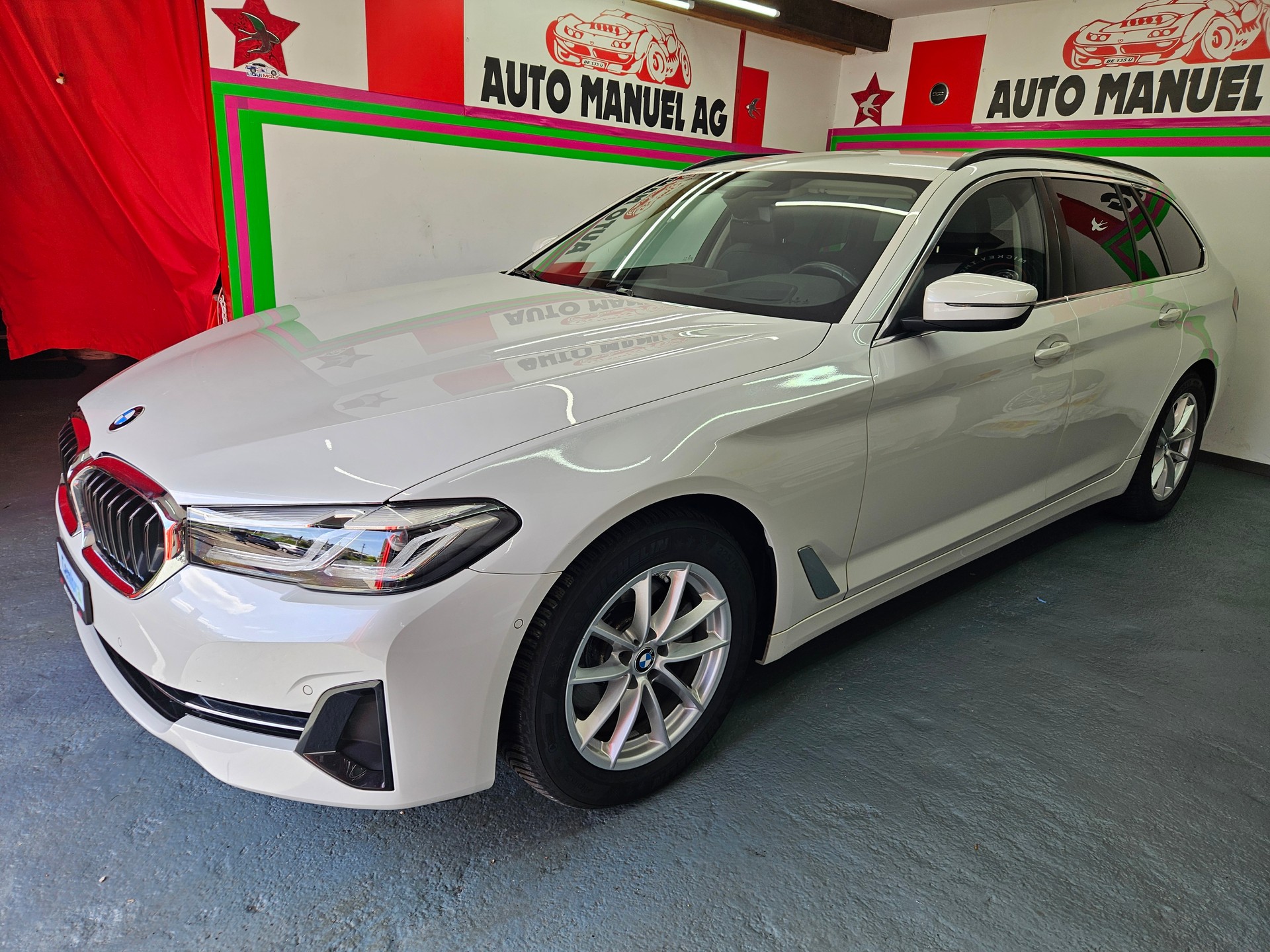 BMW 520d xDrive 48V Touring Steptronic-image-2