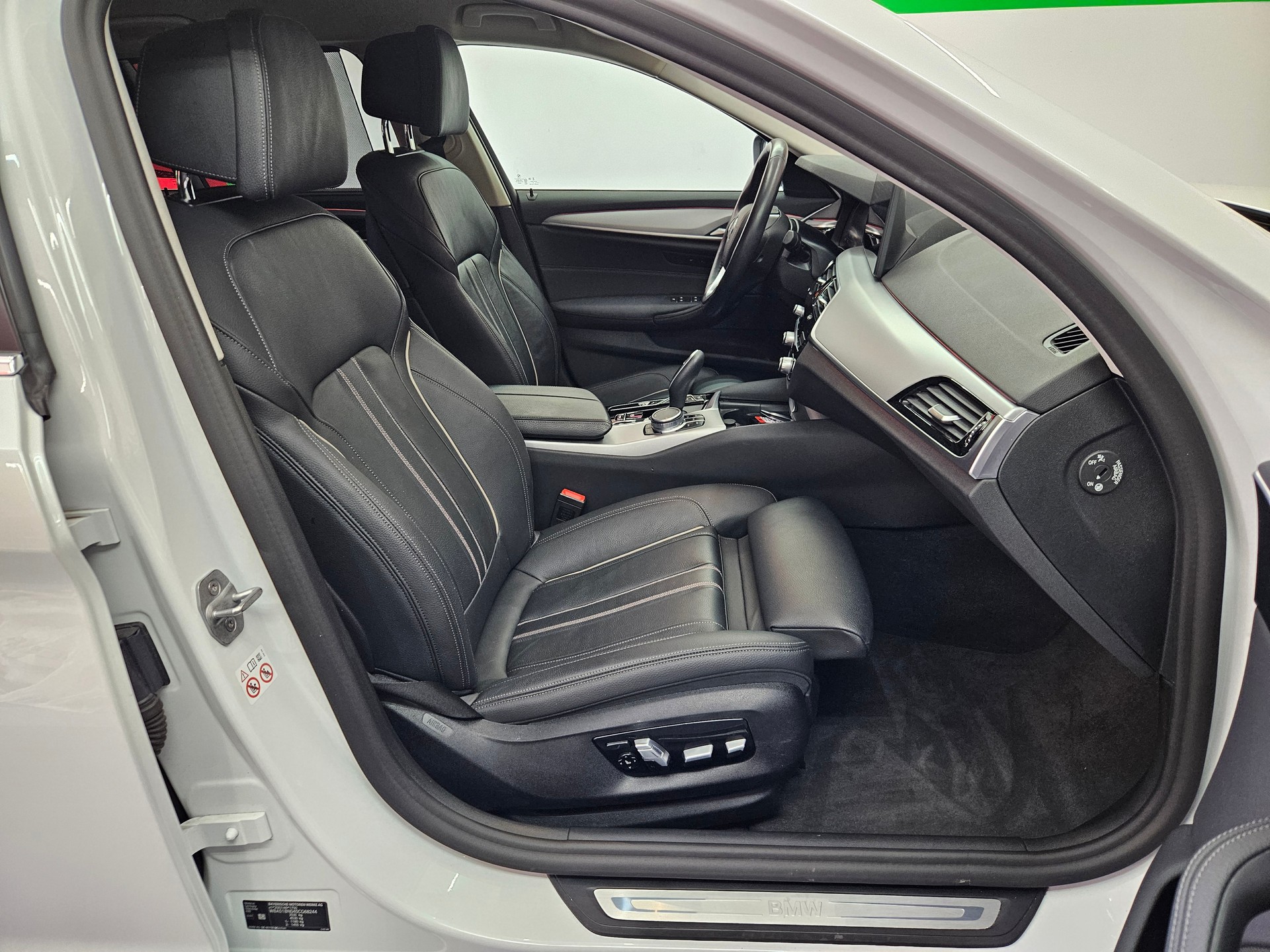 BMW 520d xDrive 48V Touring Steptronic-image-11