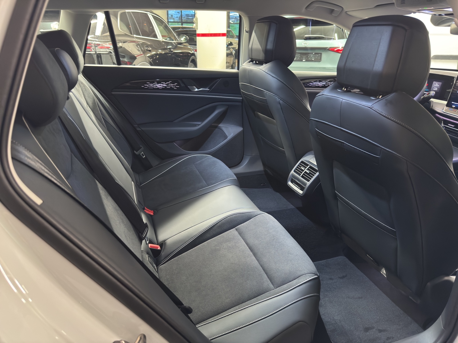 VW Passat Variant 2.0 TDI Business DSG-image-9