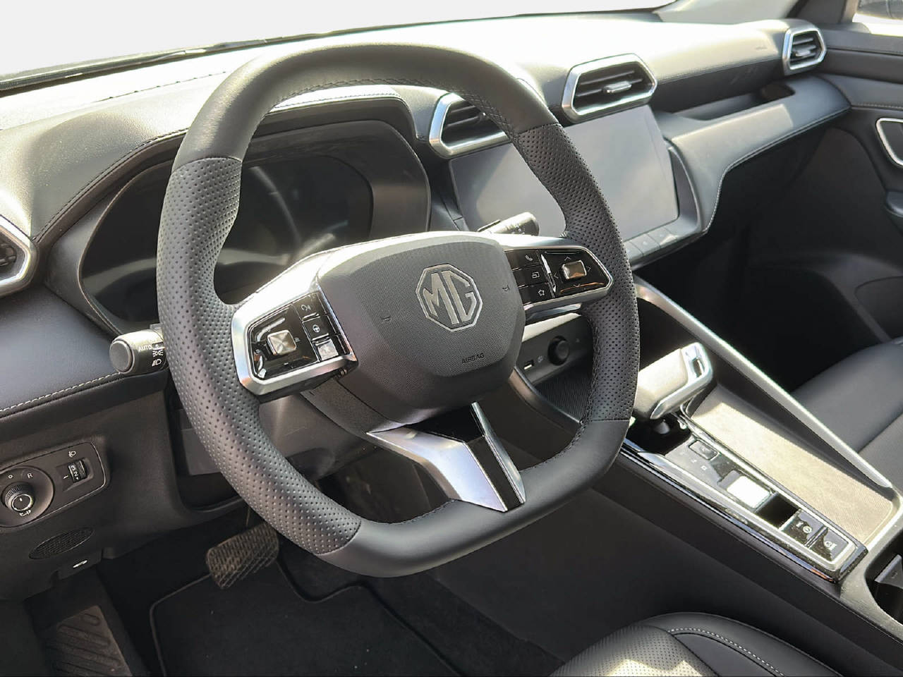 MG ZS 1.5 Hybrid+ Luxury-image-10
