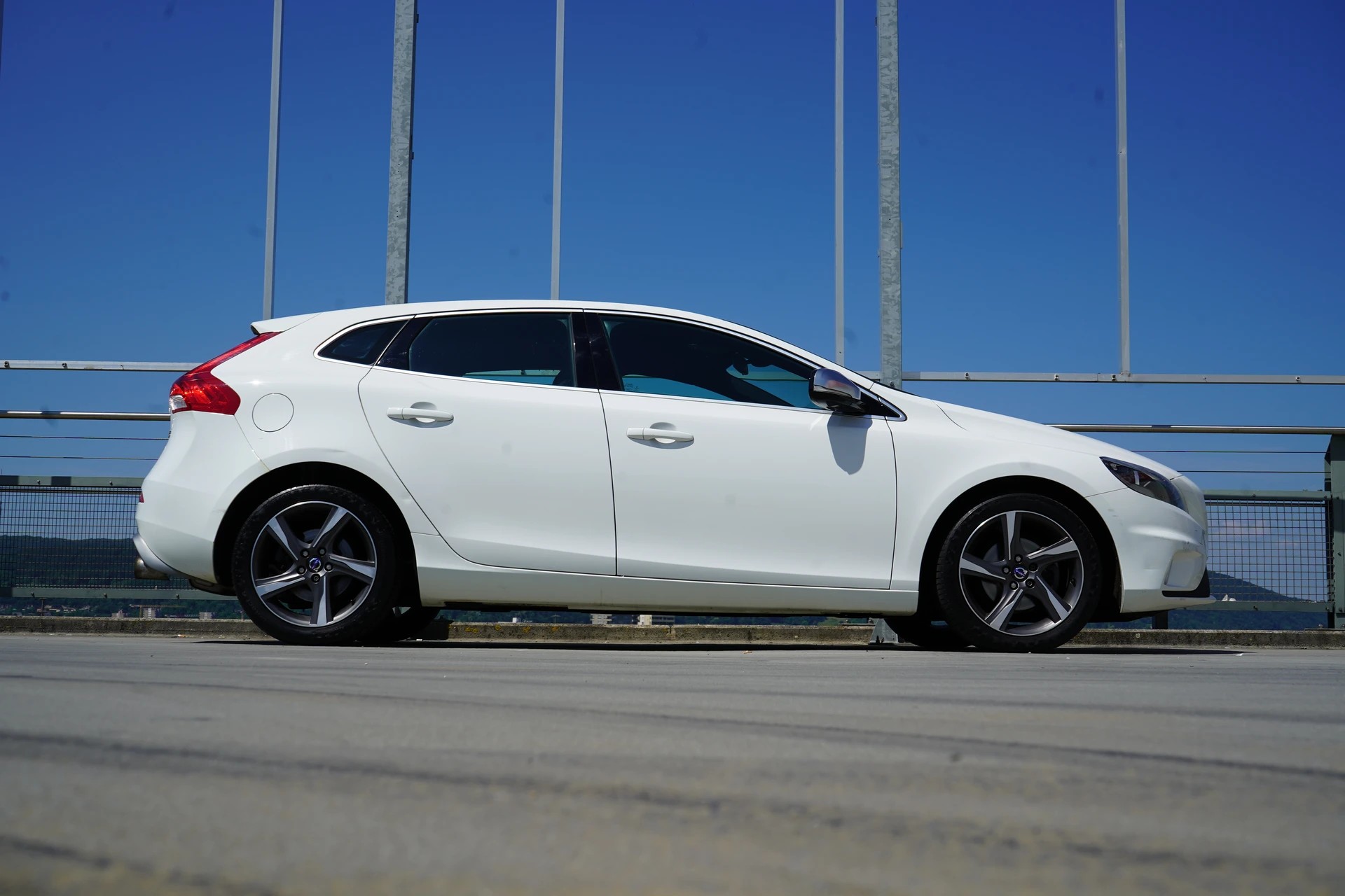 VOLVO V40 D2 SUMMUM R-DESIGN l 115 PS-image-0