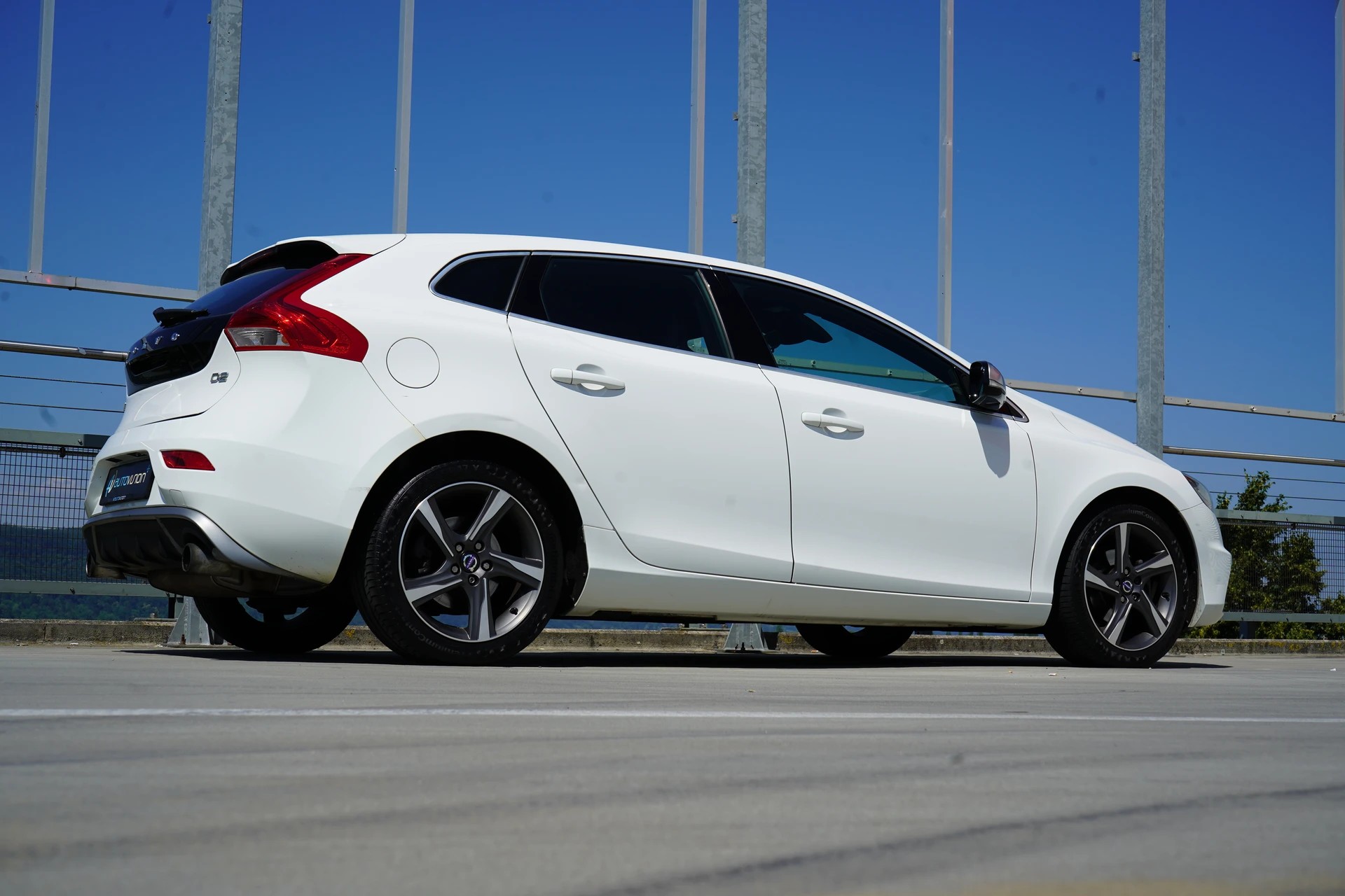 VOLVO V40 D2 SUMMUM R-DESIGN l 115 PS-image-7