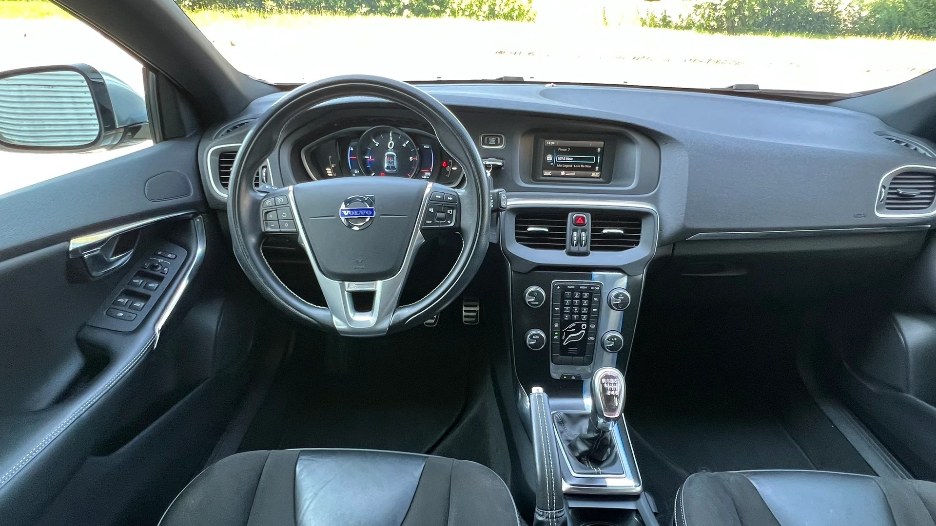 VOLVO V40 D2 SUMMUM R-DESIGN l 115 PS-image-22