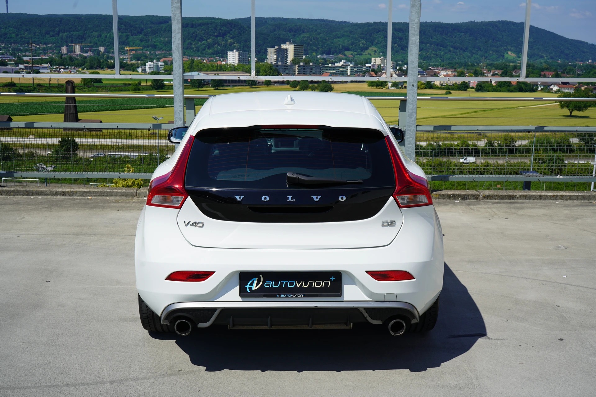 VOLVO V40 D2 SUMMUM R-DESIGN l 115 PS-image-16