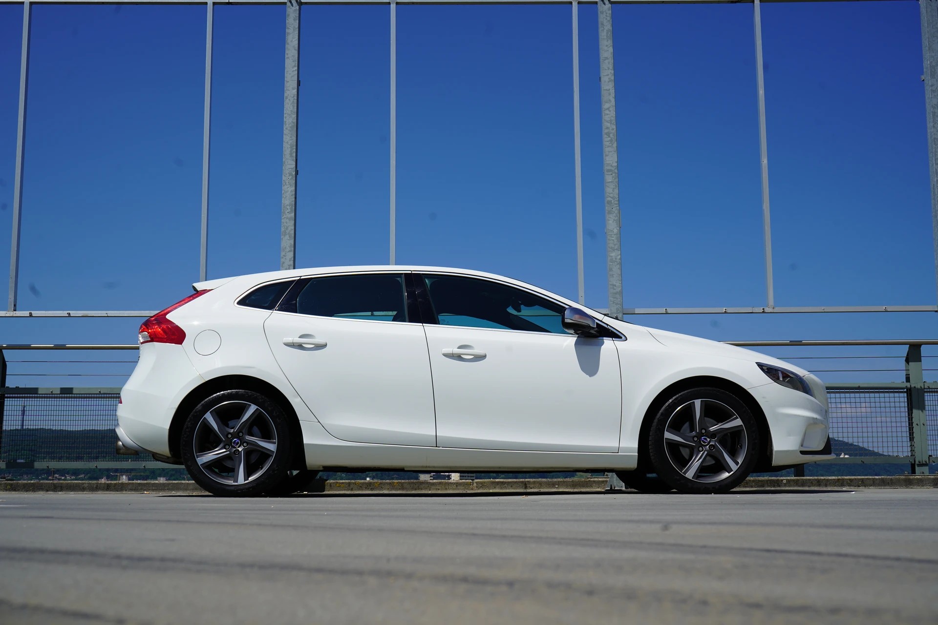 VOLVO V40 D2 SUMMUM R-DESIGN l 115 PS-image-2
