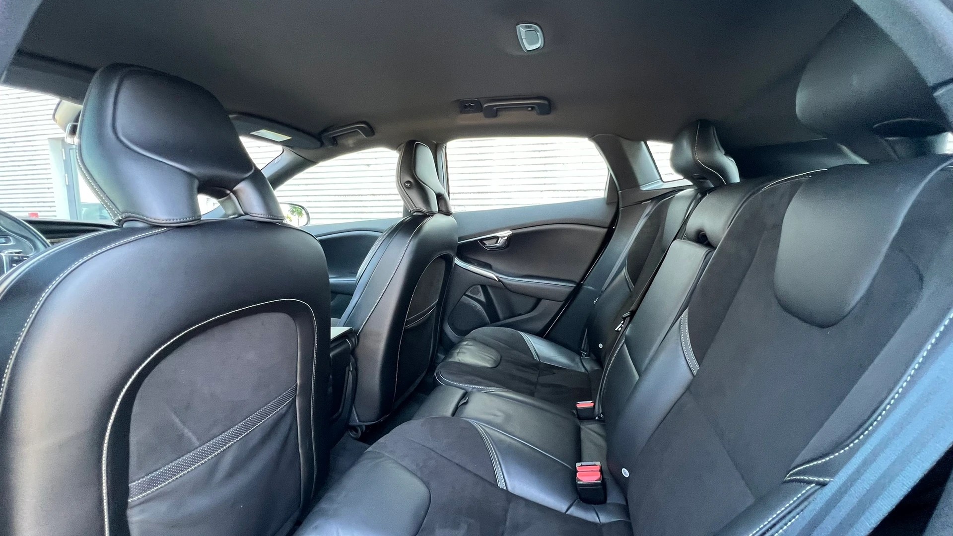 VOLVO V40 D2 SUMMUM R-DESIGN l 115 PS-image-28