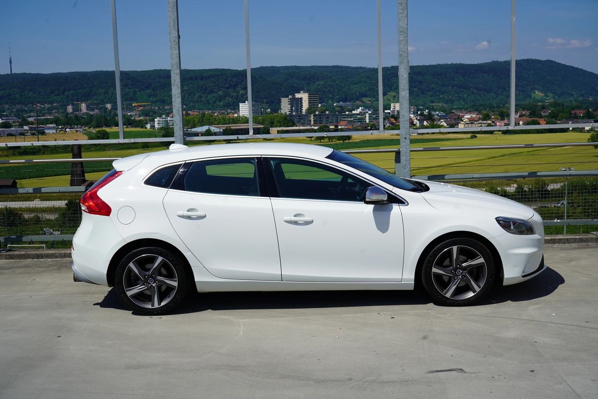 VOLVO V40 D2 SUMMUM R-DESIGN l 115 PS-image-4