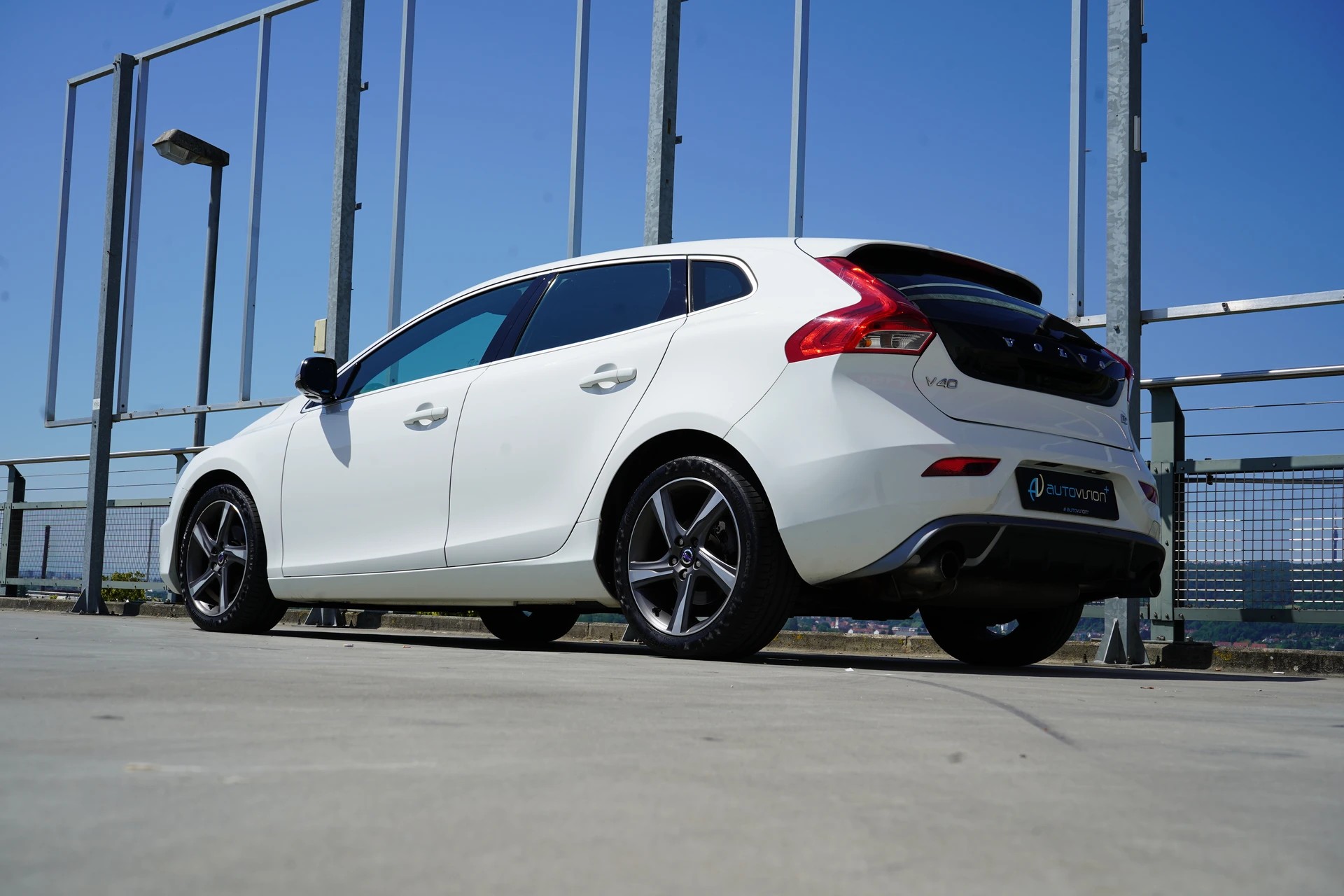 VOLVO V40 D2 SUMMUM R-DESIGN l 115 PS-image-12